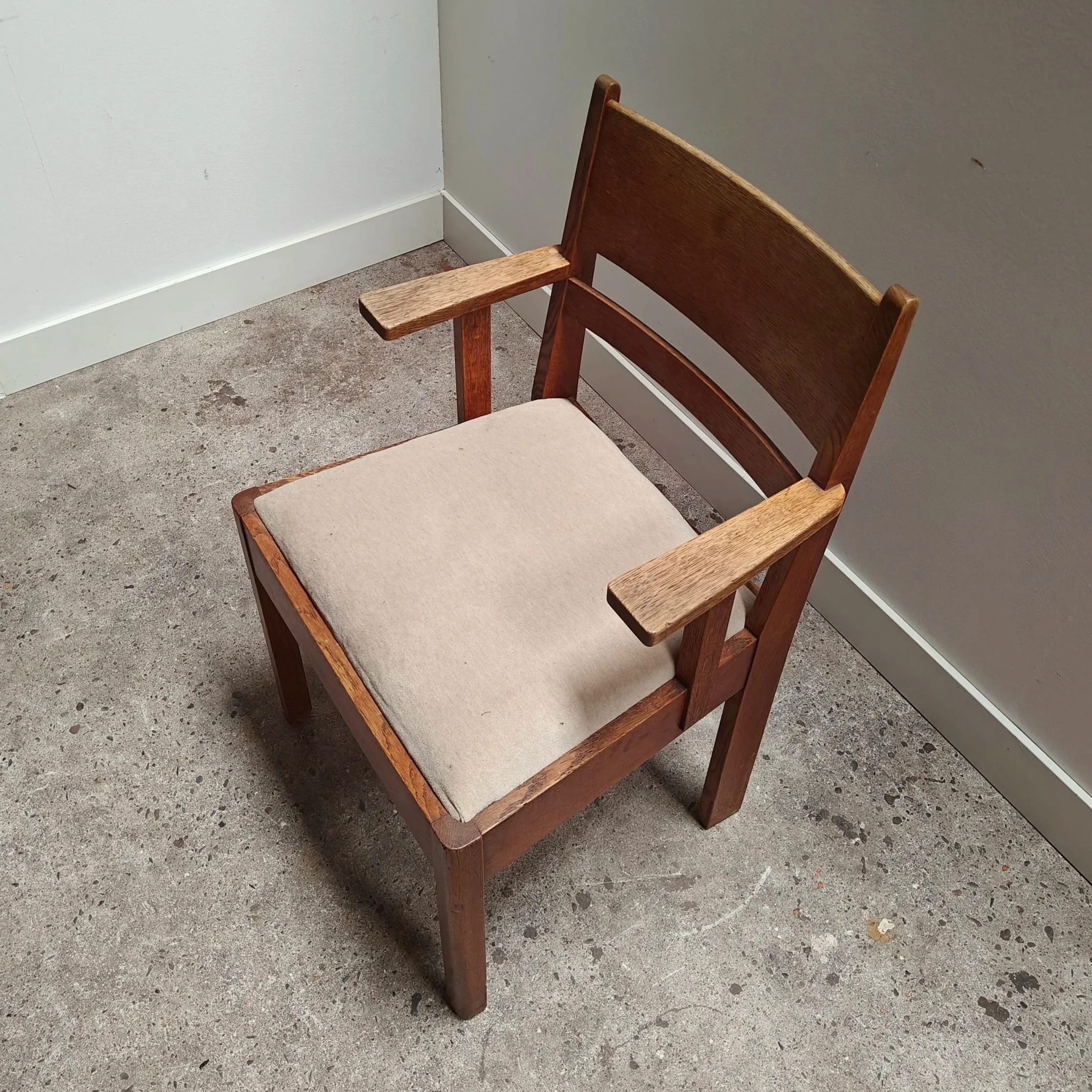 Spacious+office+chair+in+Haagse+School+style+4.jpg