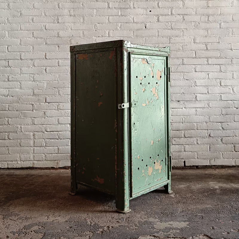 1920 RoWaC cabinet 1.png