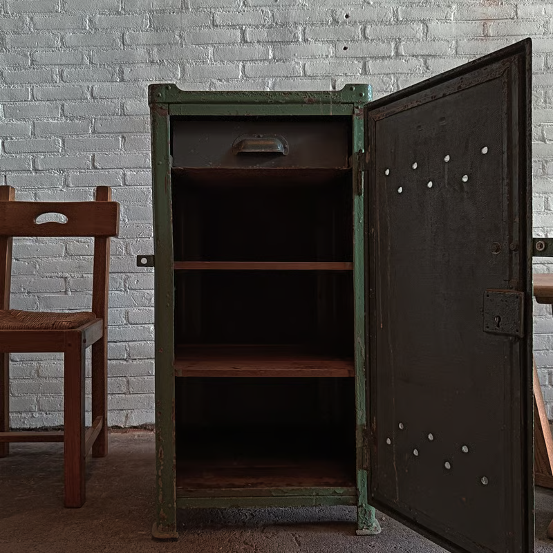 1920 RoWaC cabinet 13.png