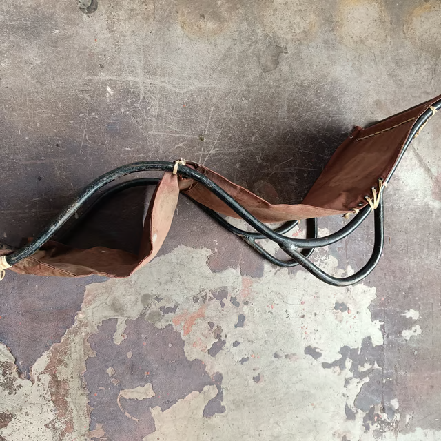 Low tubular and canvas lounge chair 1.png