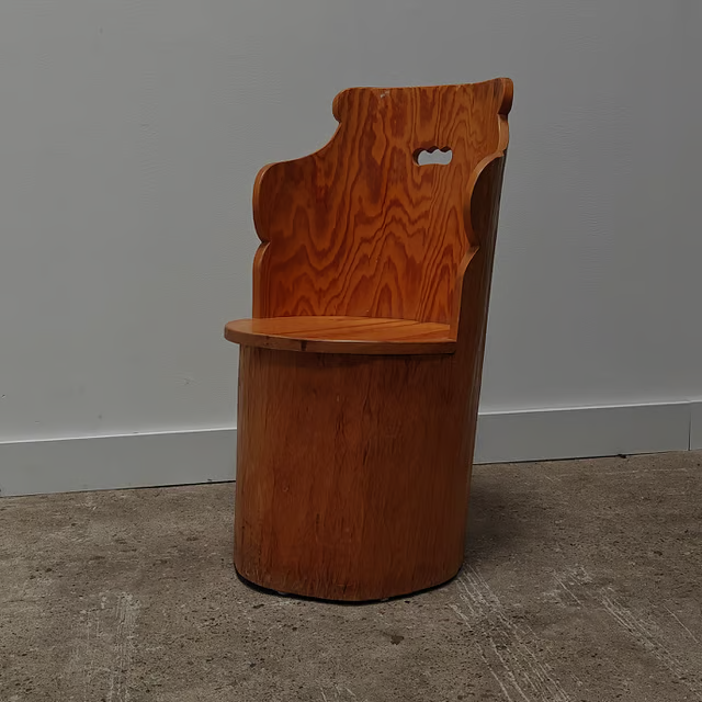Tree trunk kubb chair with classic lines