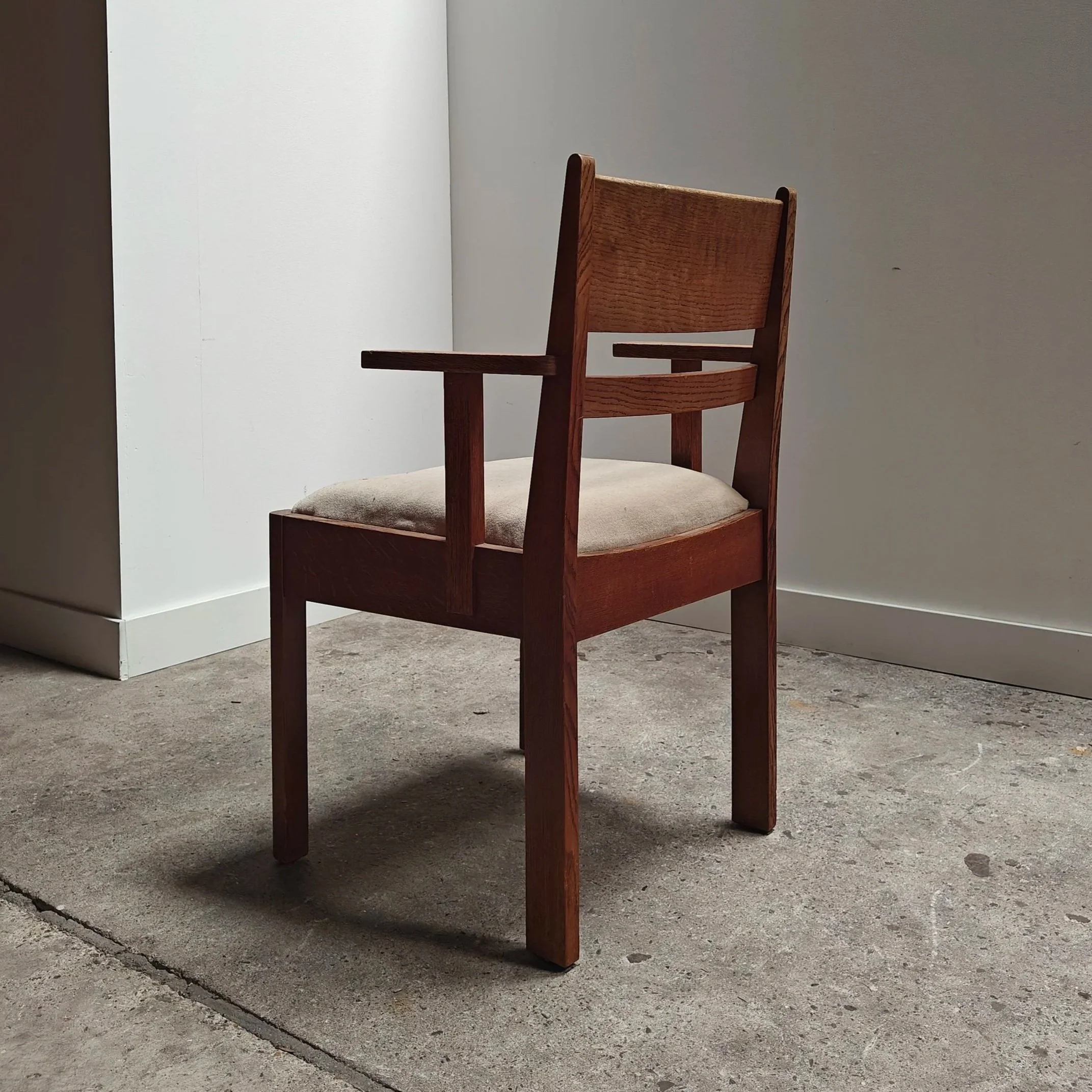 Spacious+office+chair+in+Haagse+School+style+9.jpg