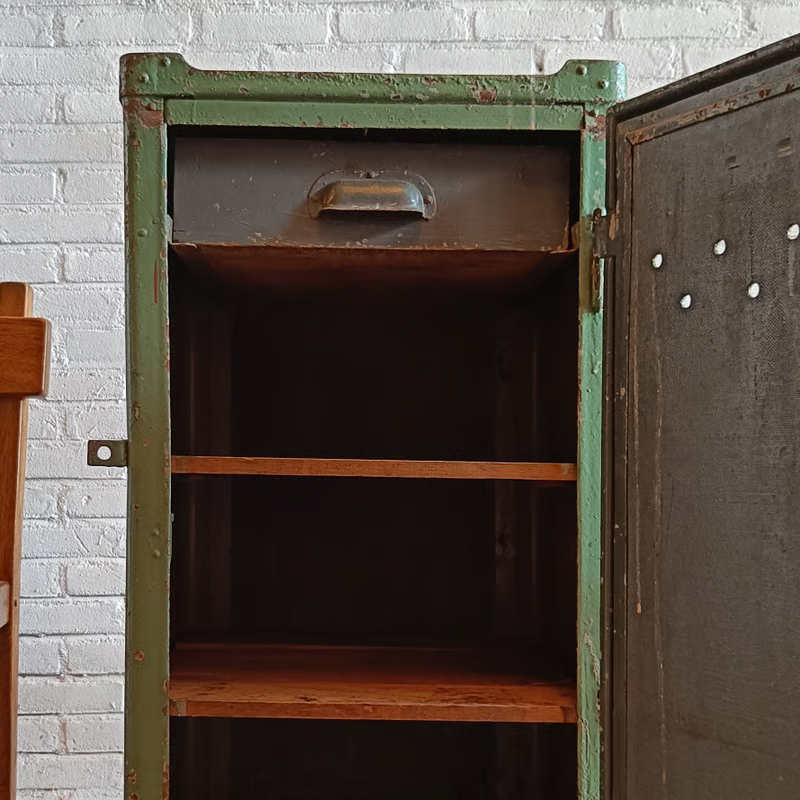 1920 RoWaC cabinet 4.png