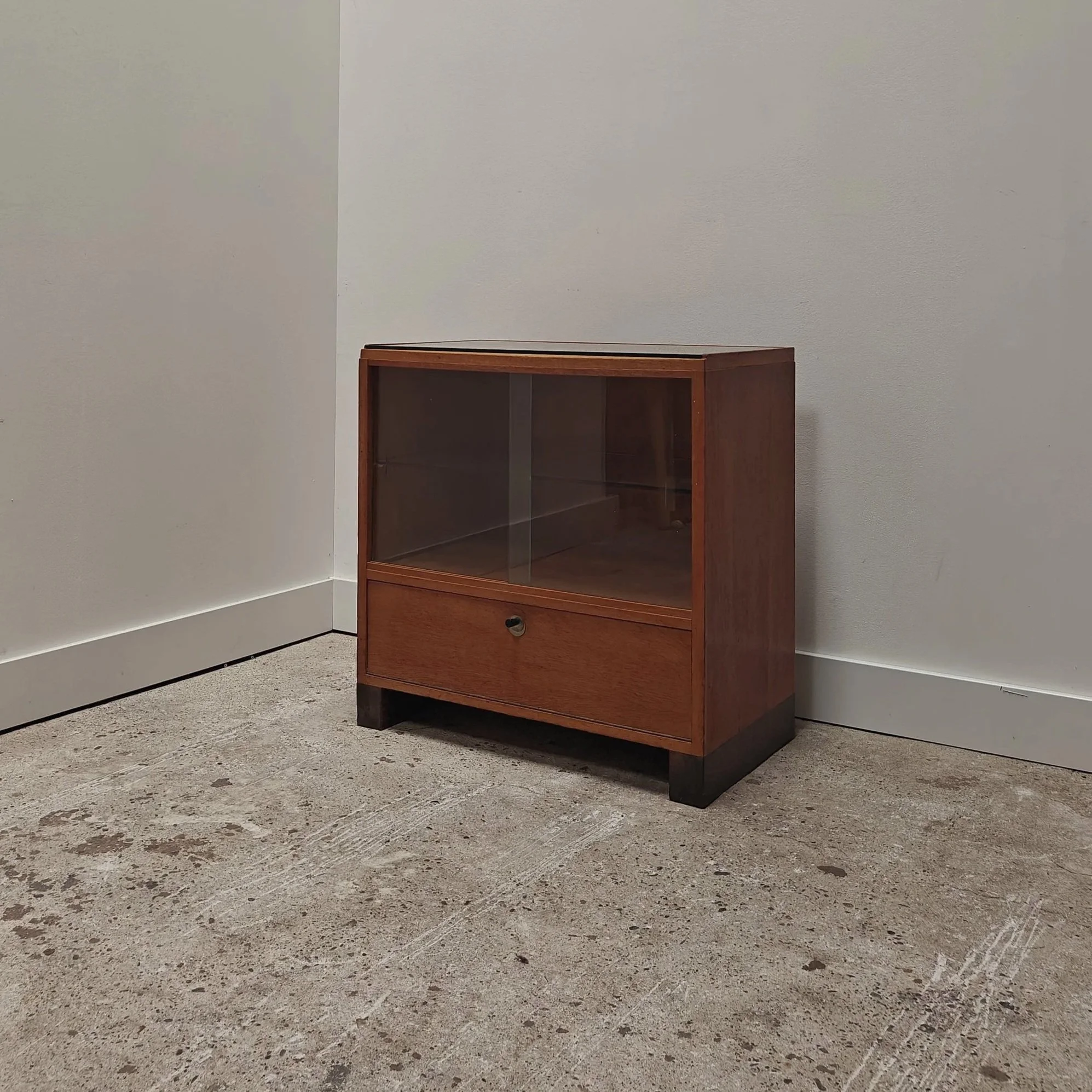 Willem+Penaat+vabinet+for+Metz+and+Co+1930s++9.jpg