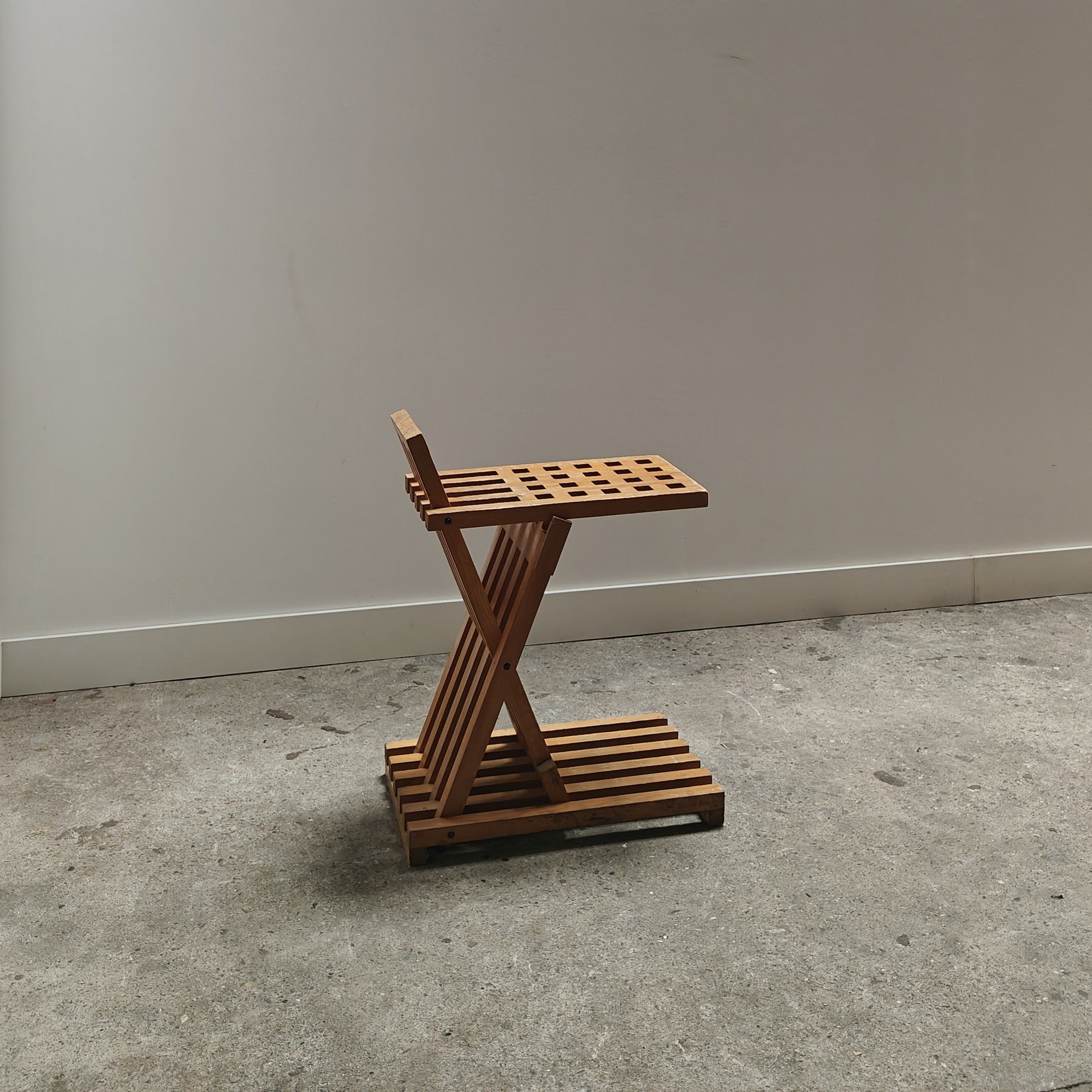 Adjustable pine stool with lattice structure