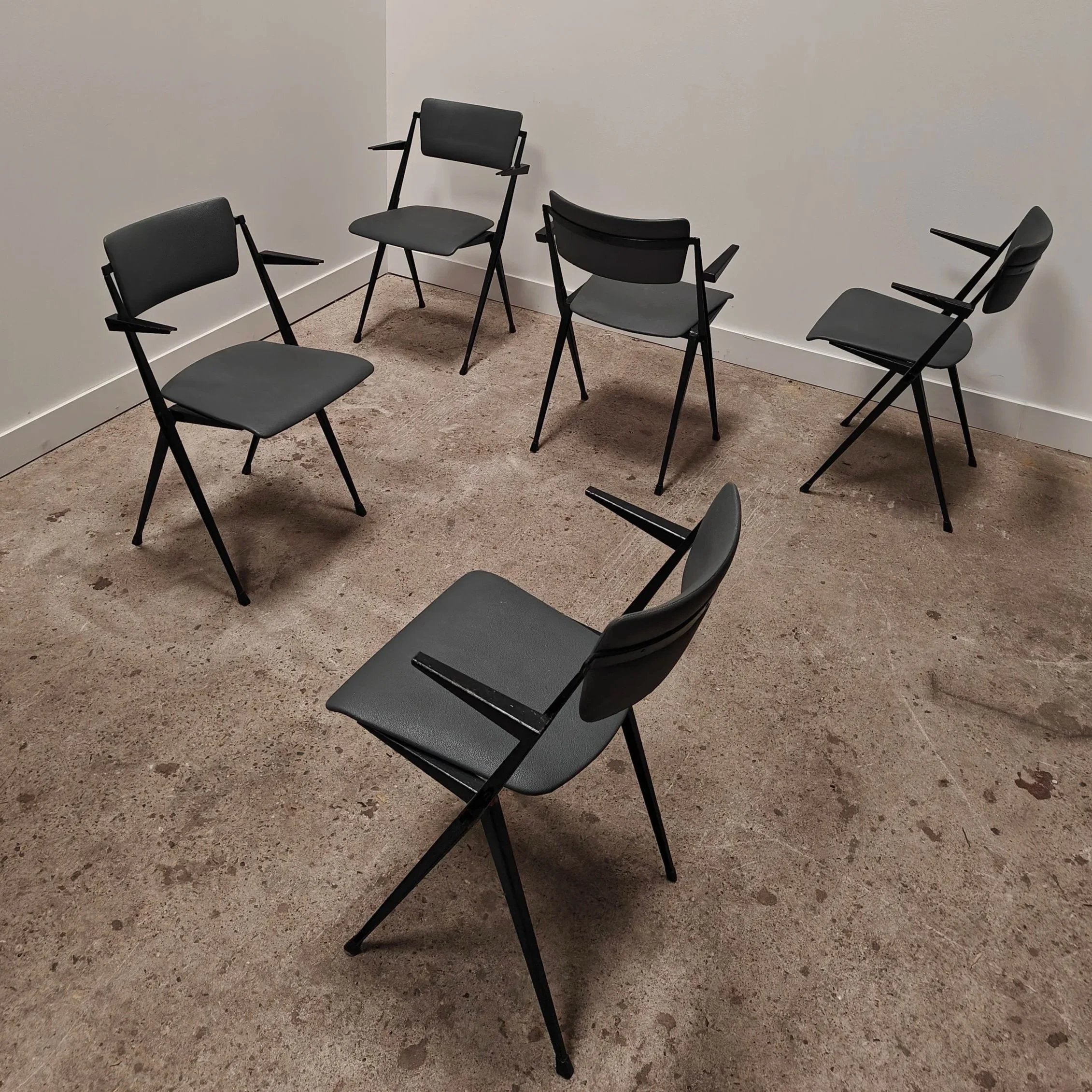 Pyramid+chairs+with+armrests+by+Wim+Rietveld+1.jpg