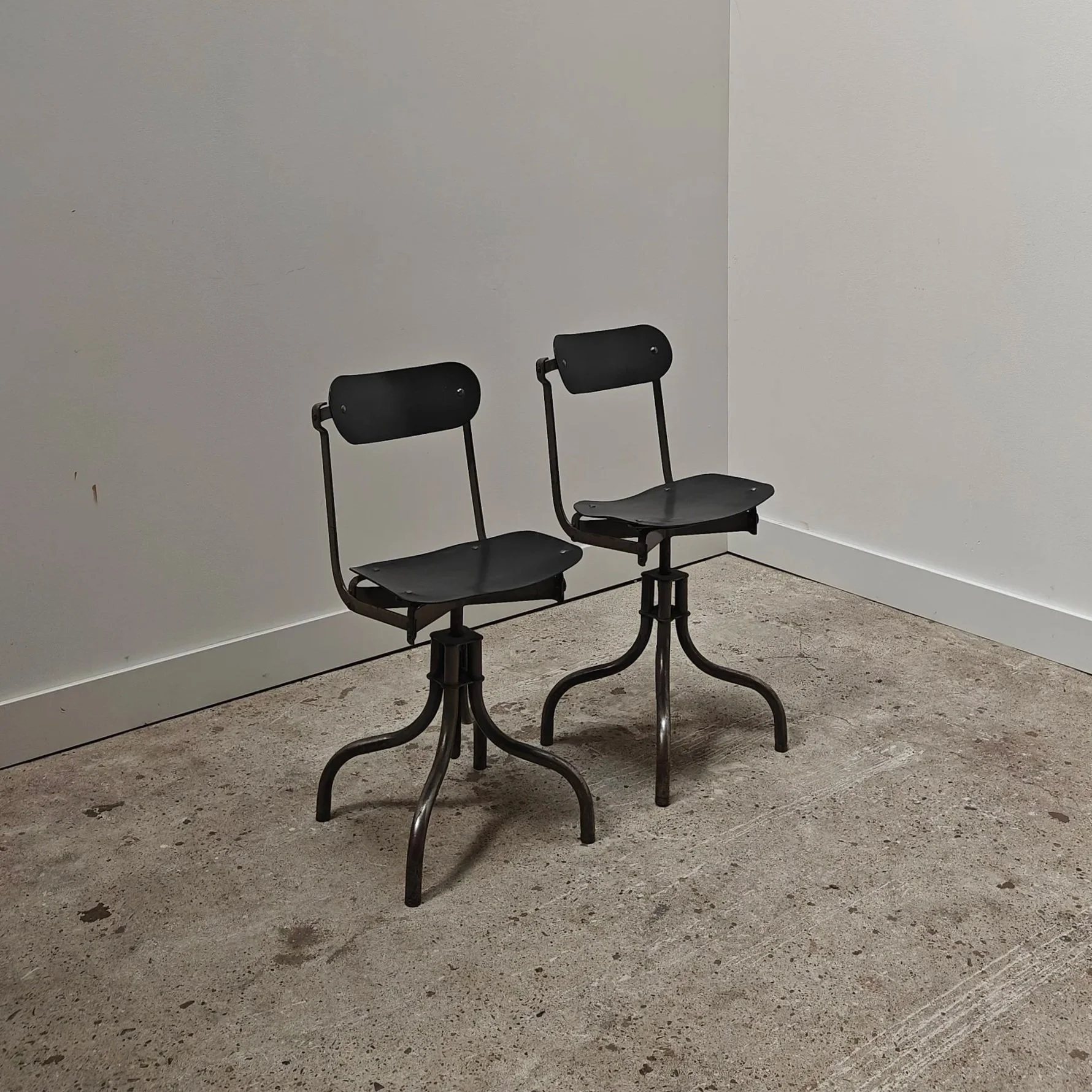 Tan Sad swivel chair set