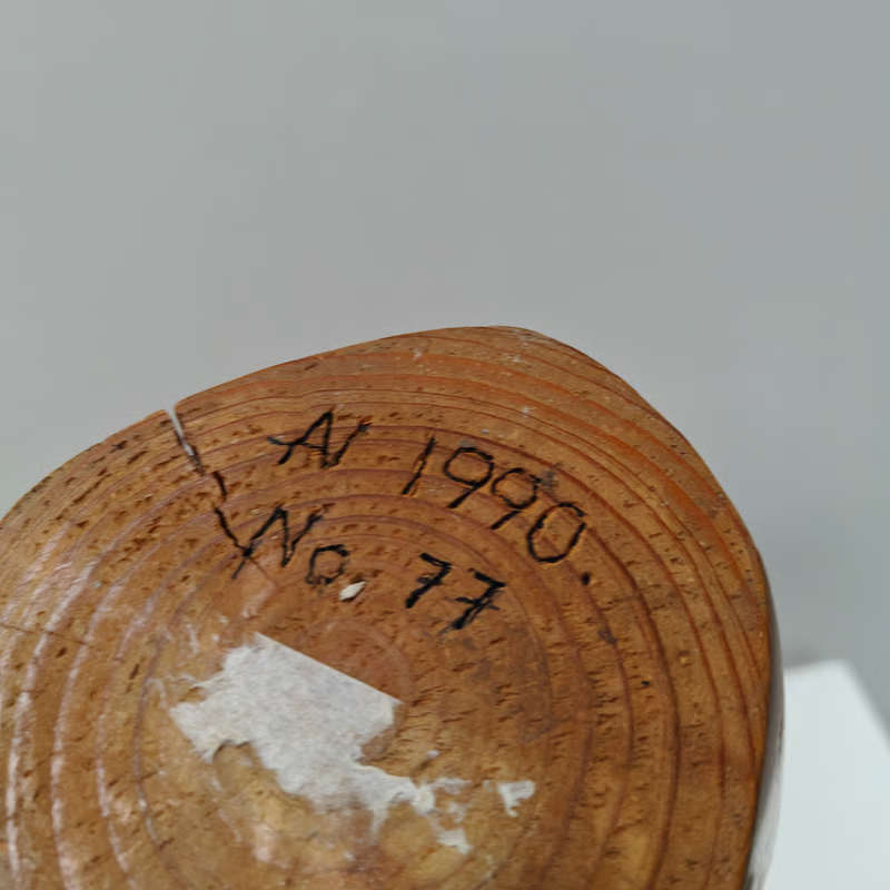 Blond wooden sculpture 9.png