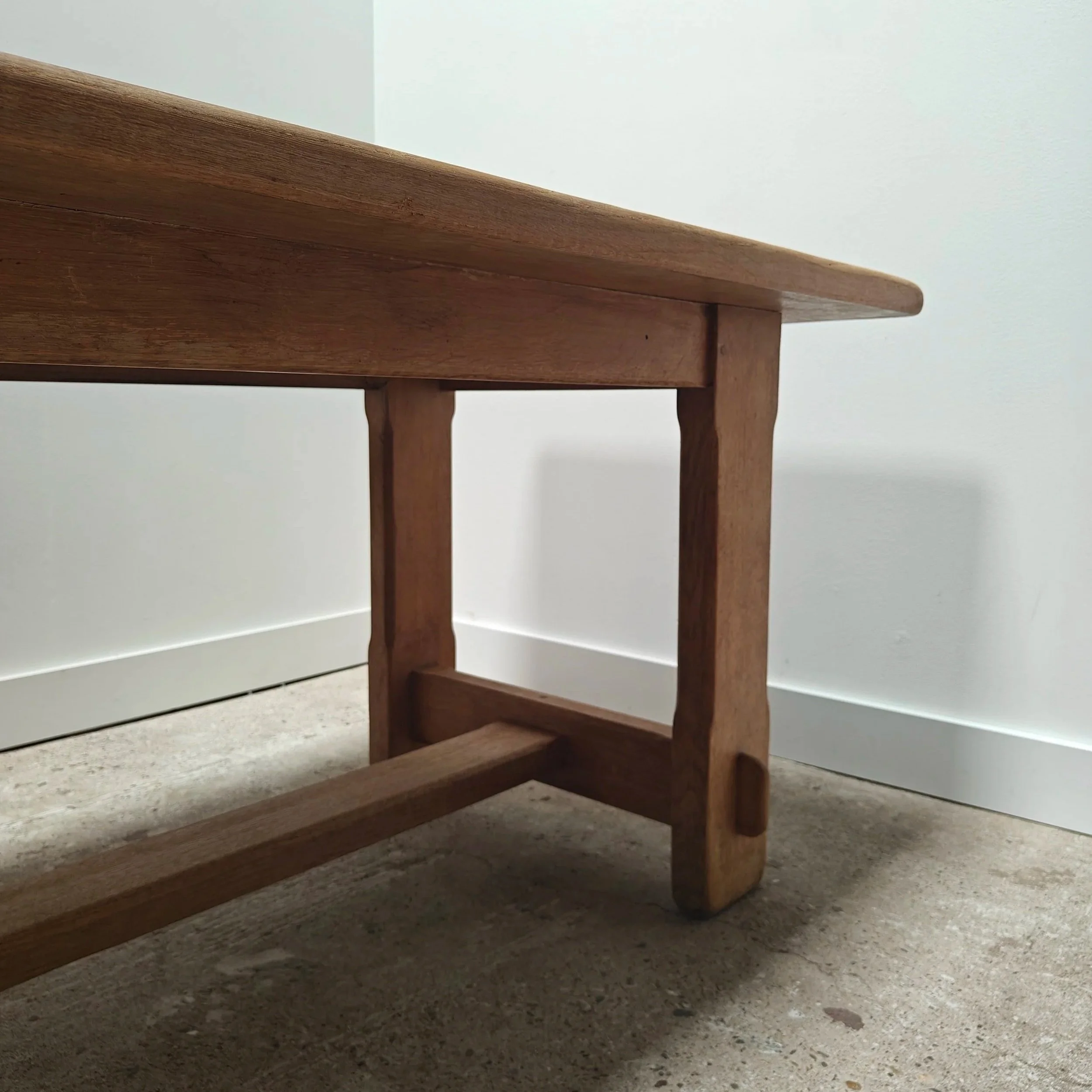 Oak+dining+table+with+a+visible+construction+3.jpg