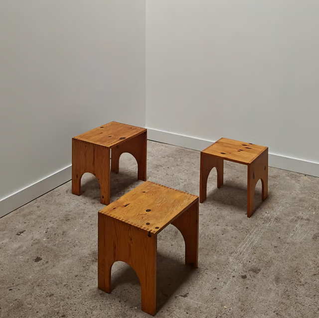 Set of 3 pine side tables 8.png