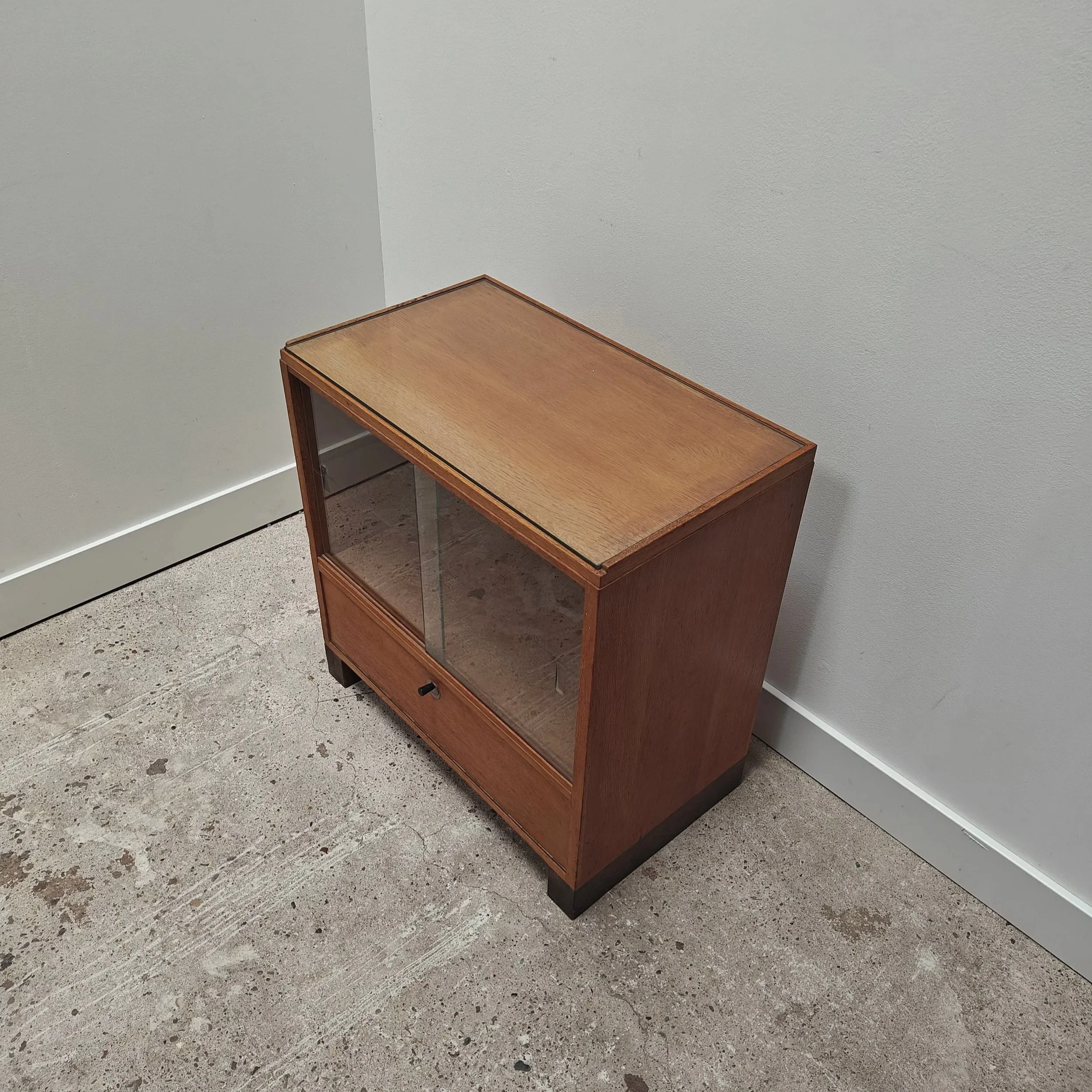 Willem+Penaat+vabinet+for+Metz+and+Co+1930s++3.jpg
