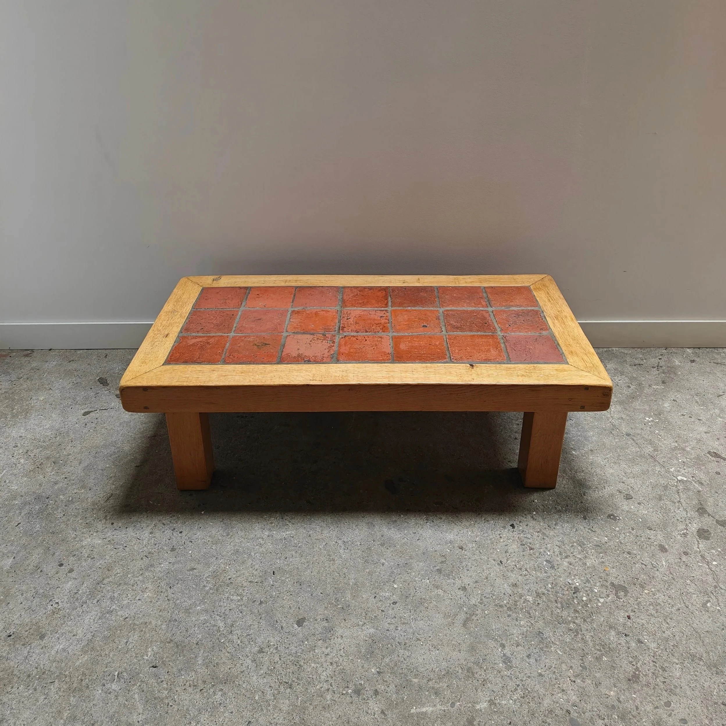 Rectangular+oak+coffee+table+with+a+top+made+of+antique+terracotta+tiles+6.jpg