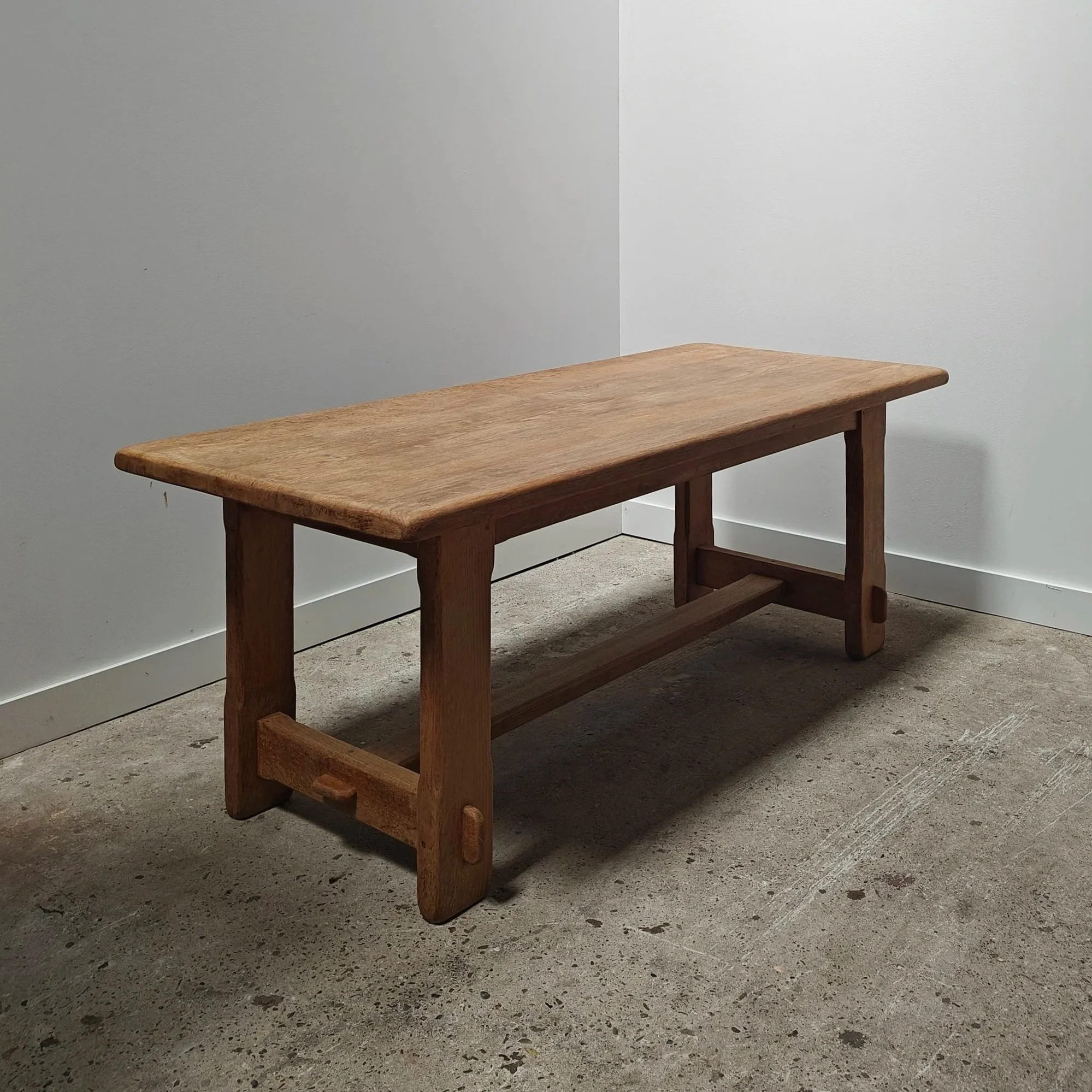 Oak+dining+table+with+a+visible+construction+6.jpg