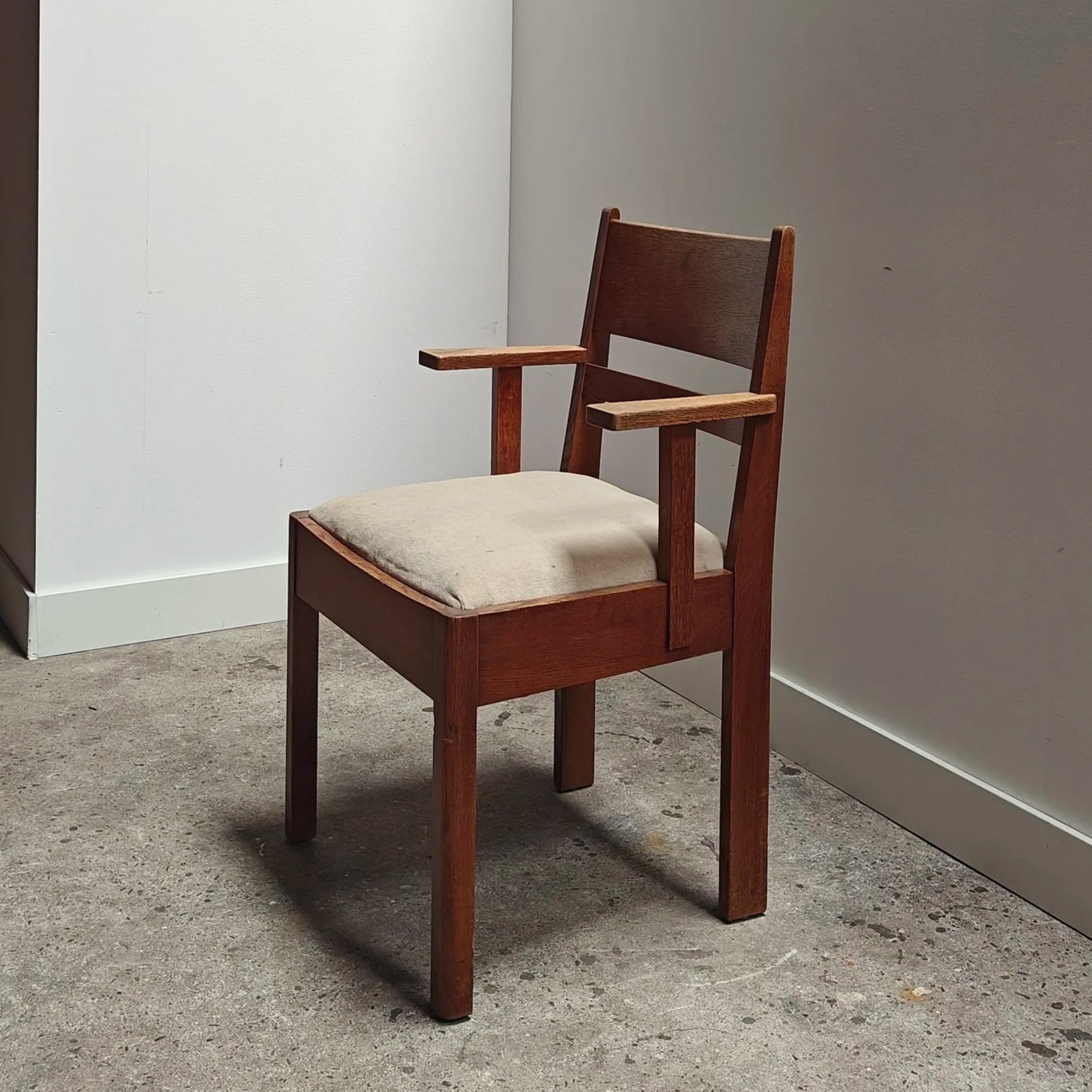 Spacious+office+chair+in+Haagse+School+style+2.jpg