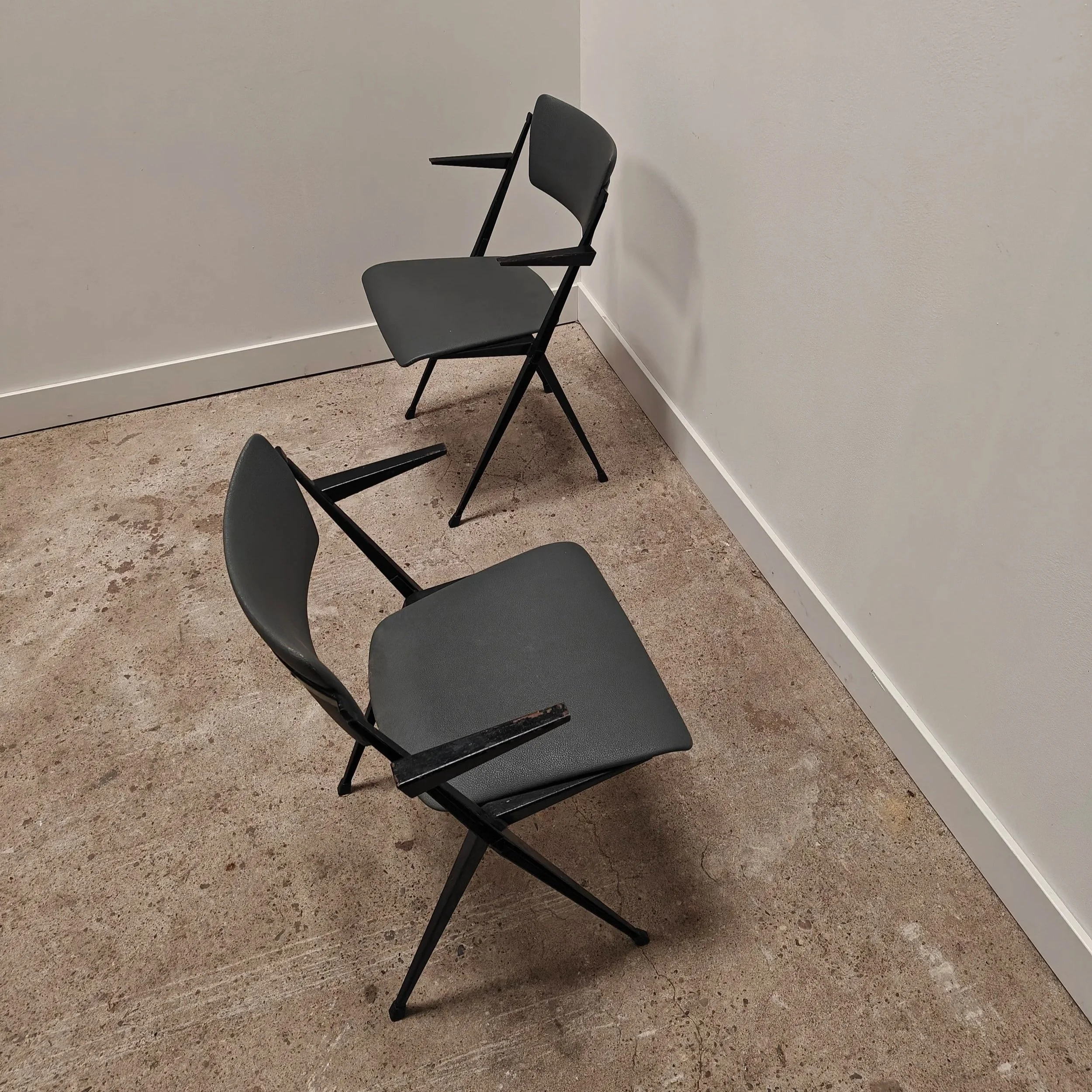 Pyramid+chairs+with+armrests+by+Wim+Rietveld+8.jpg