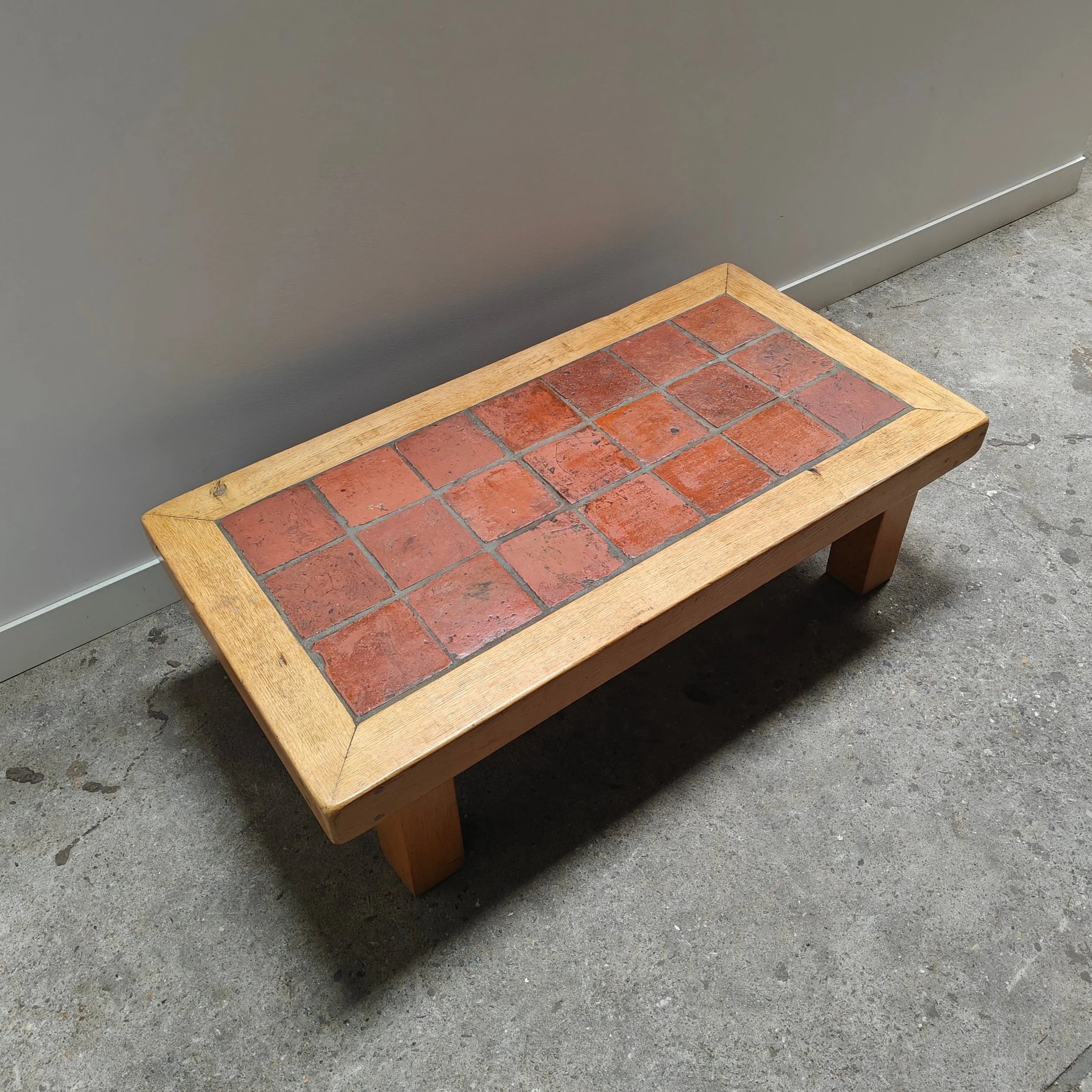 Rectangular+oak+coffee+table+with+a+top+made+of+antique+terracotta+tiles+4.jpg
