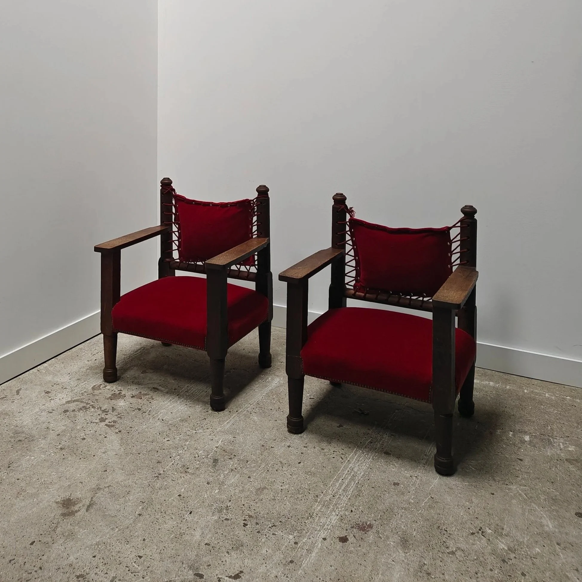 Rare early LOV Oosterbeek rope back set in red