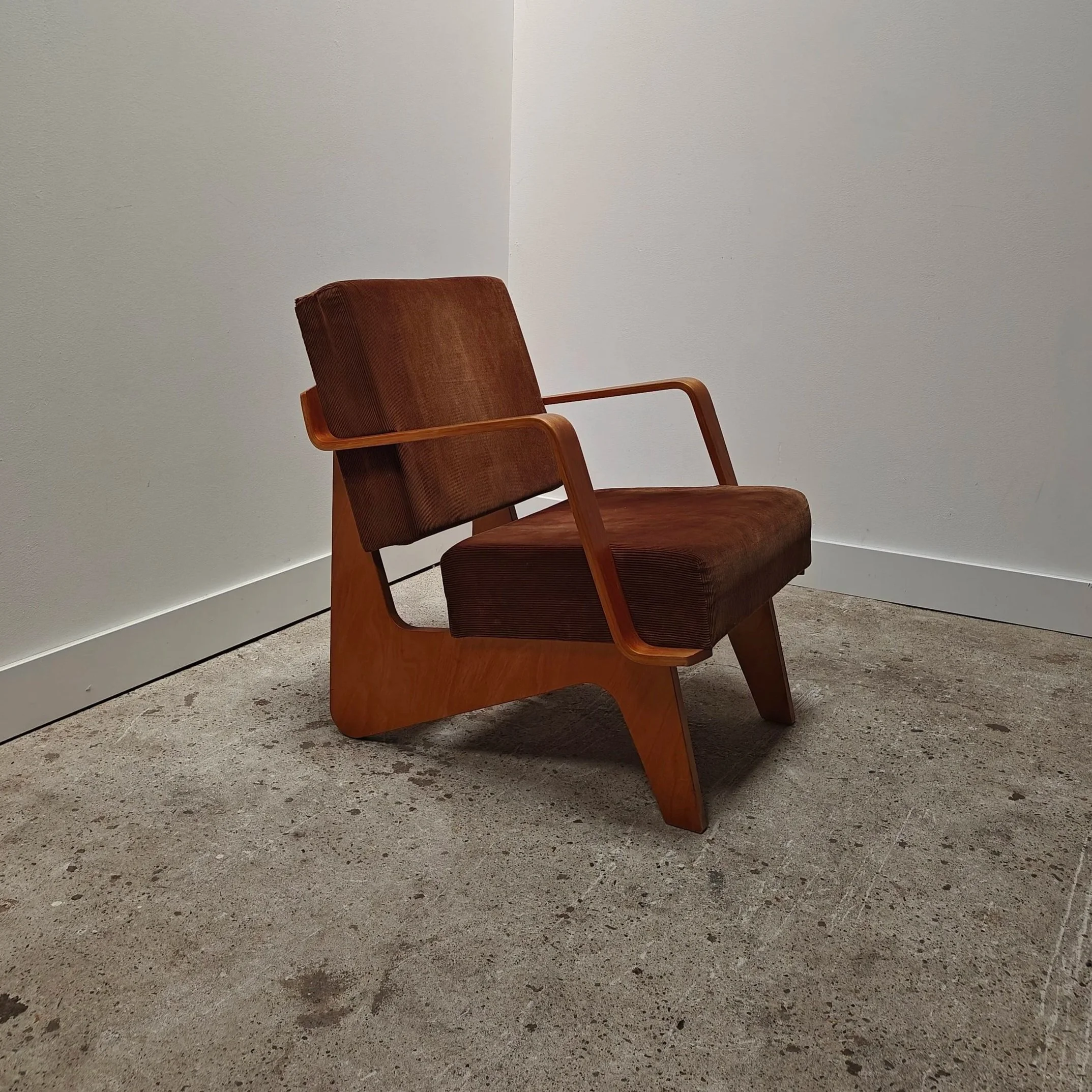 Combex+FB03+armchair+with+magazine+holder%2C+Cees+Braakman+for+Pastoe+10.jpg