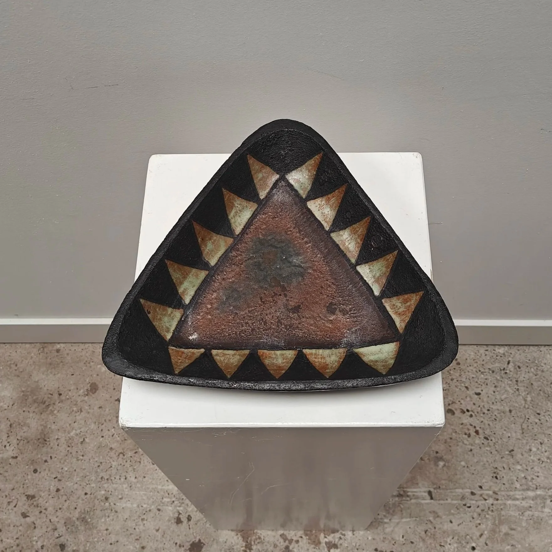 French+modenist+triangle+shaped+bowl+3.jpg
