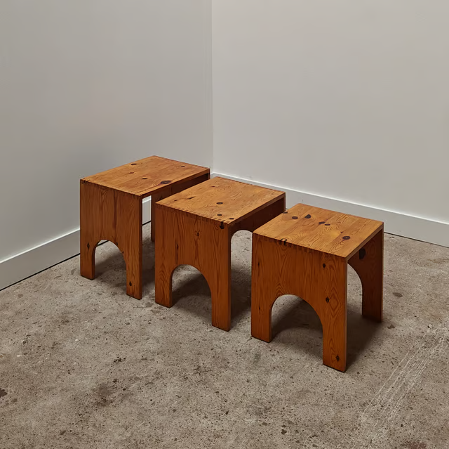 Set of 3 pine side tables 7.png