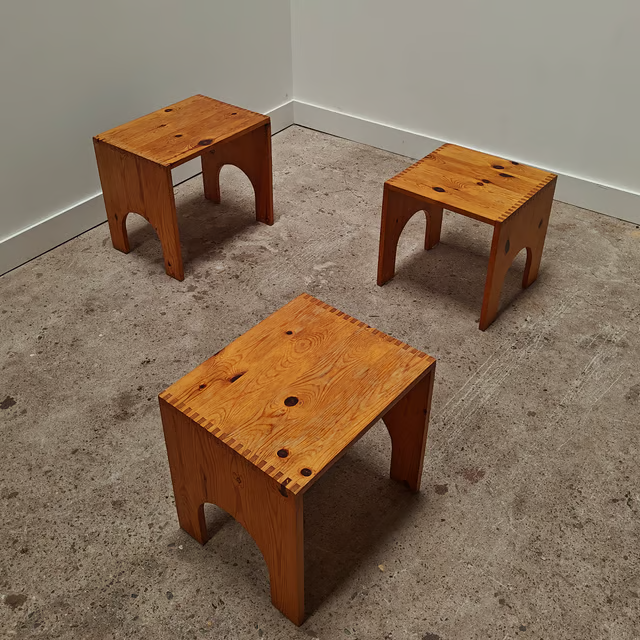 Set of 3 pine side tables 3.png