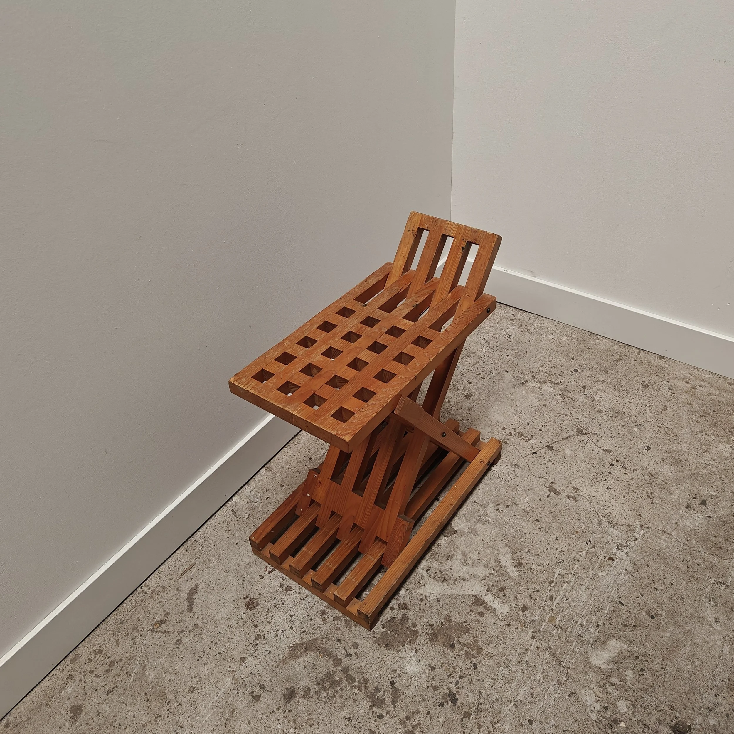 Adjustable pine stool with lattice structure 5.jpg