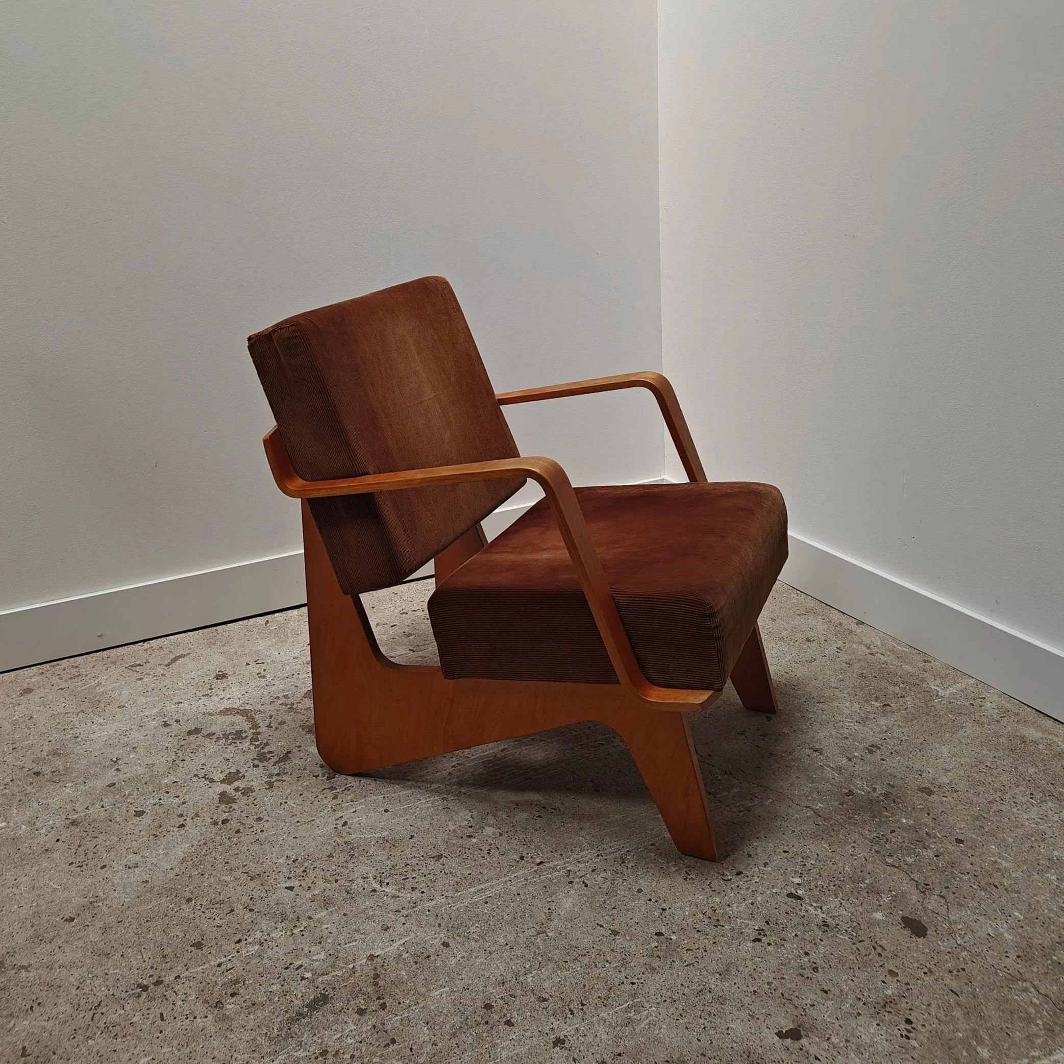 Combex+FB03+armchair+with+magazine+holder%2C+Cees+Braakman+for+Pastoe+3.jpg