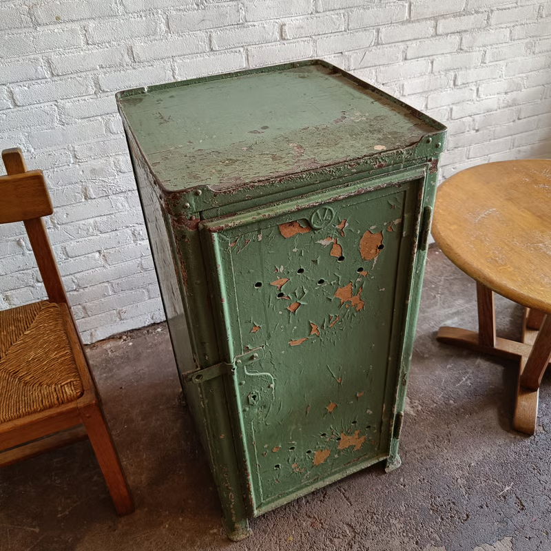 1920 RoWaC cabinet 6.png