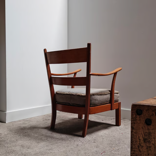 1940's armchair with pillow seat 2.png