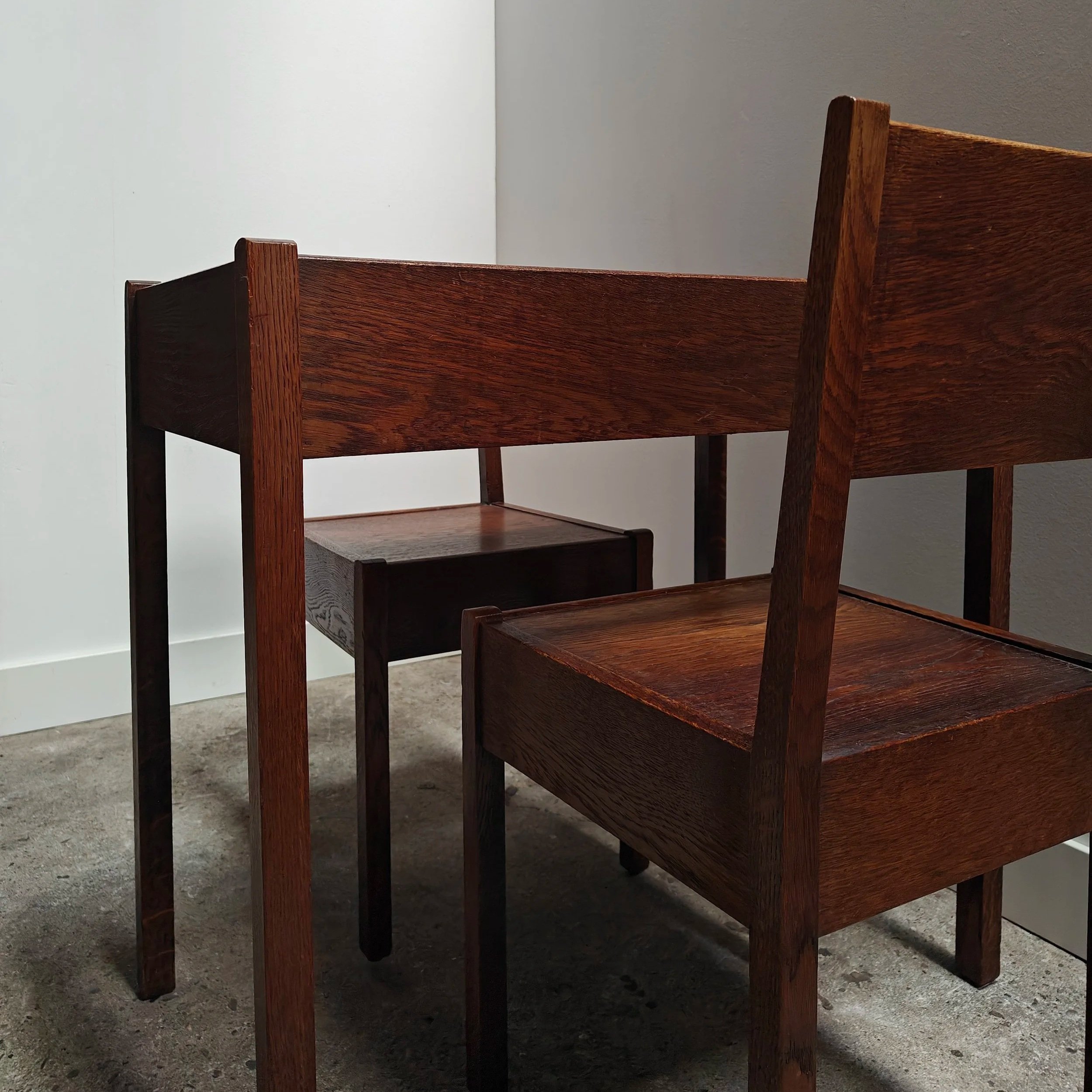LOV+muntendam+side+or+accent+table+with+two+chairs+oak+plywood+5.jpg