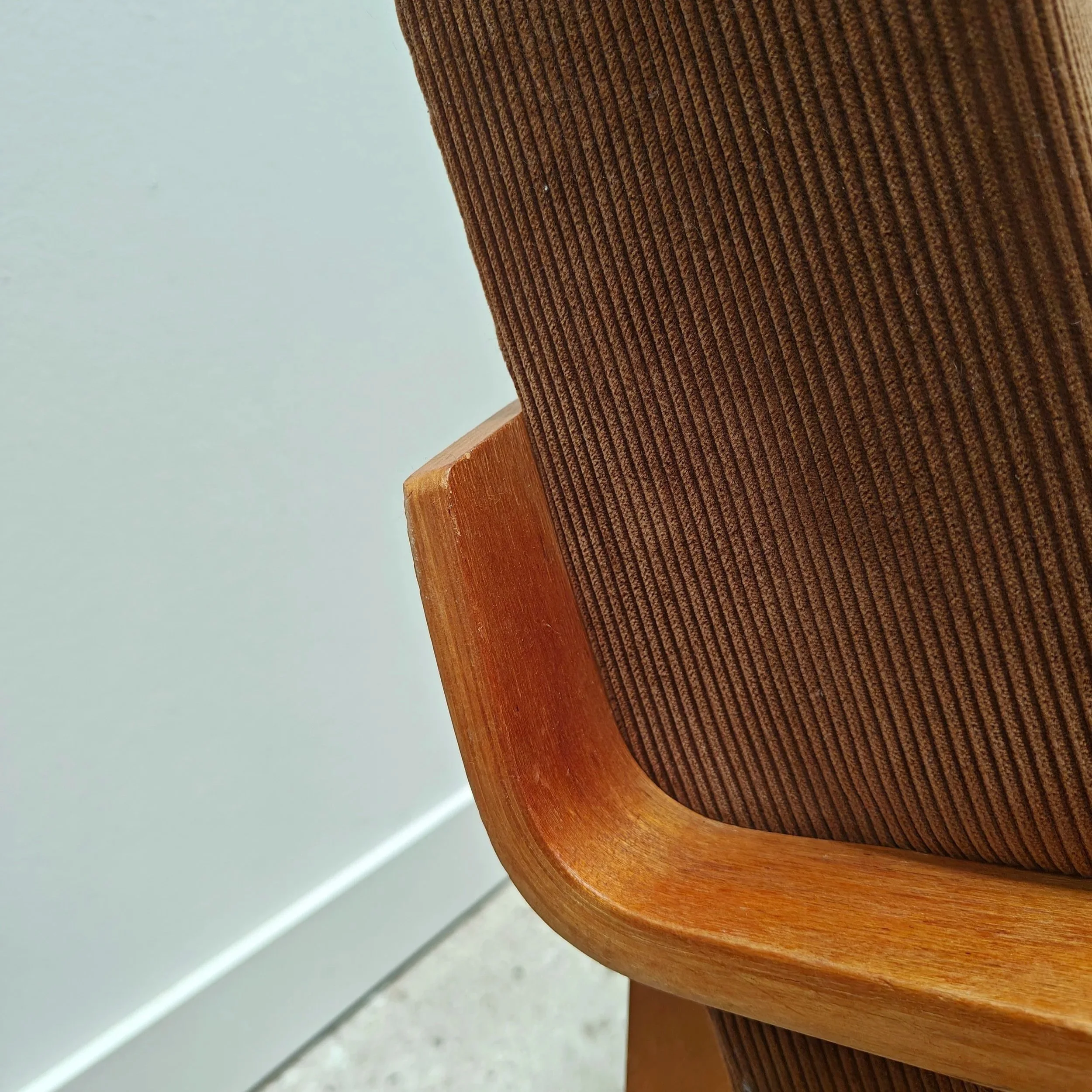 Combex+FB03+armchair+with+magazine+holder%2C+Cees+Braakman+for+Pastoe+8.jpg