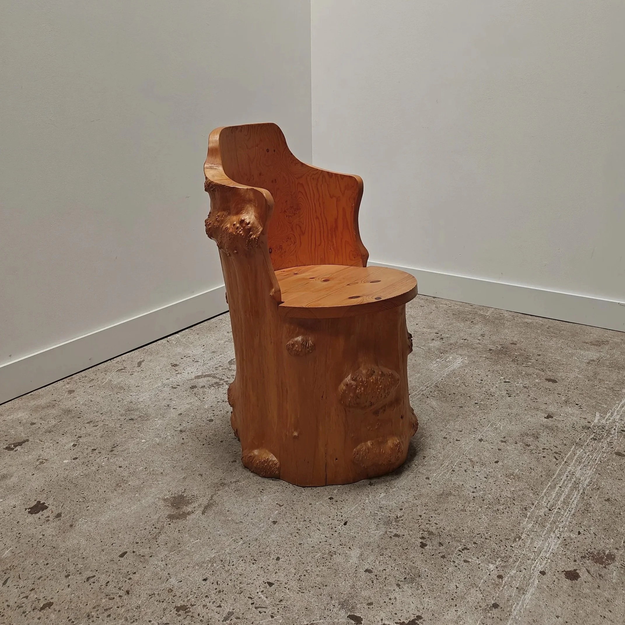 Tree trunk kubb chair with knots
