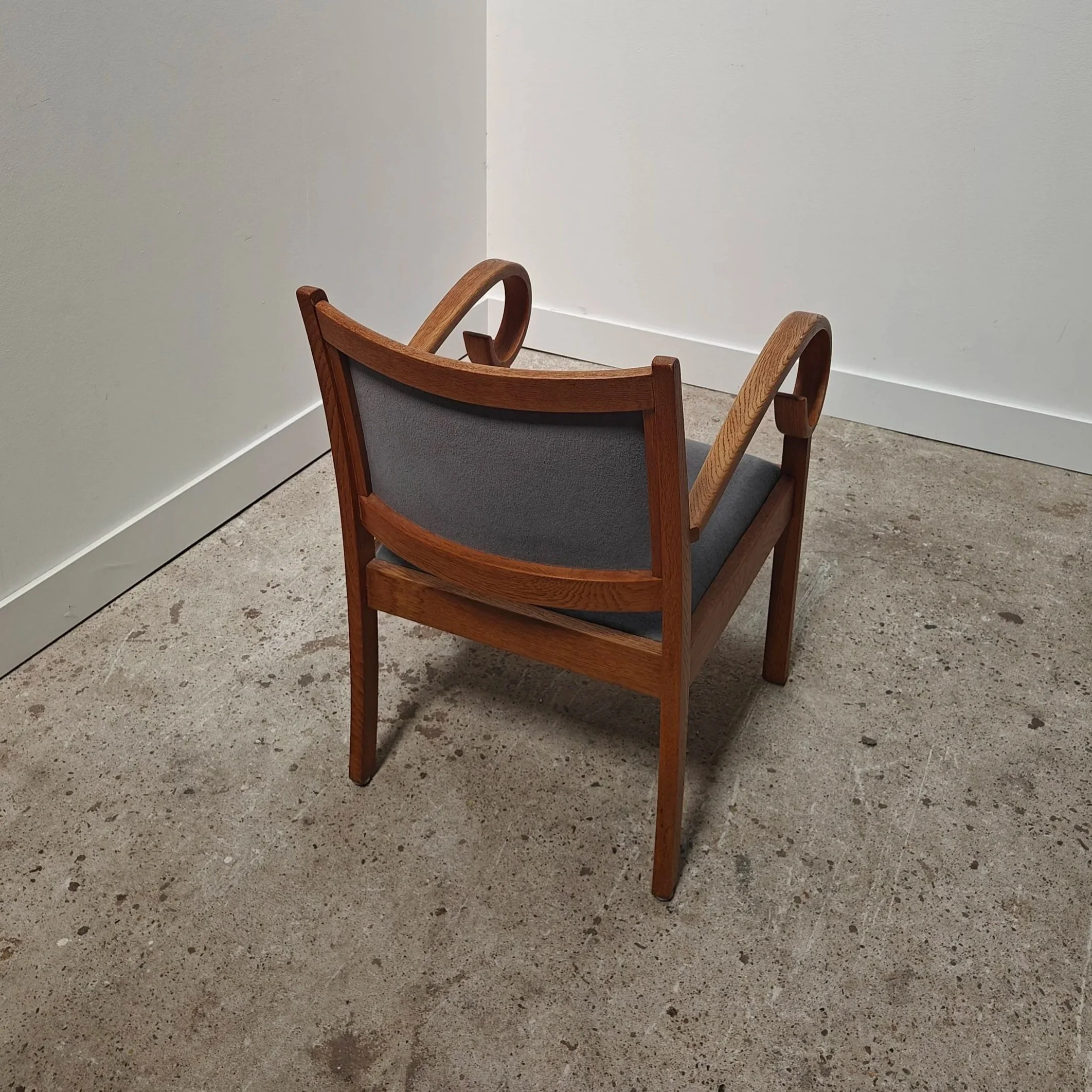 chair+with+scrolled+armrests+8.jpg