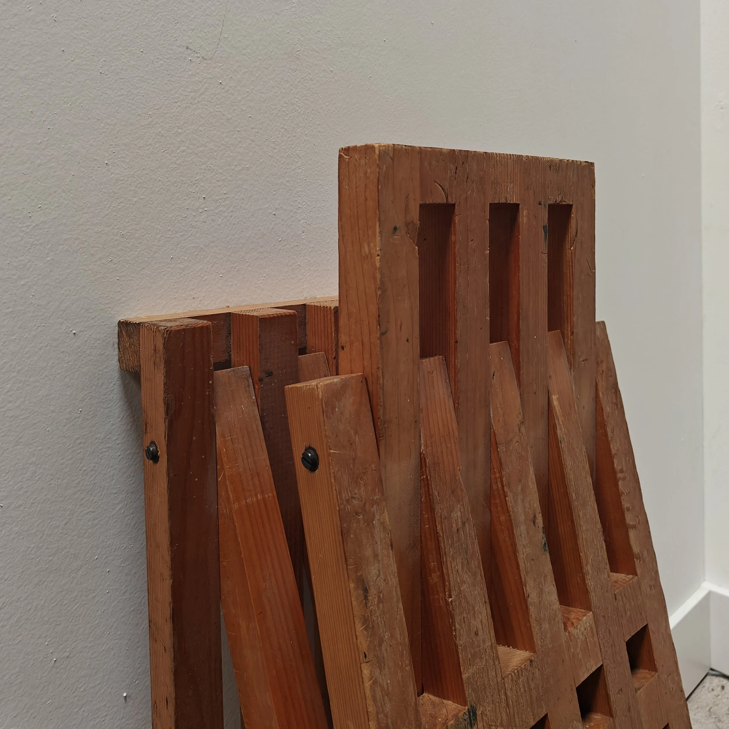Adjustable pine stool with lattice structure 9.jpg