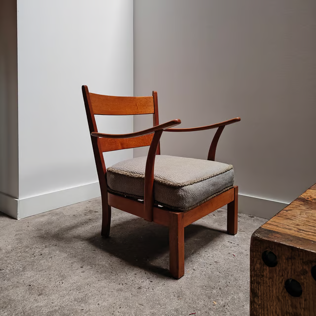 1940's armchair with pillow seat 4.png