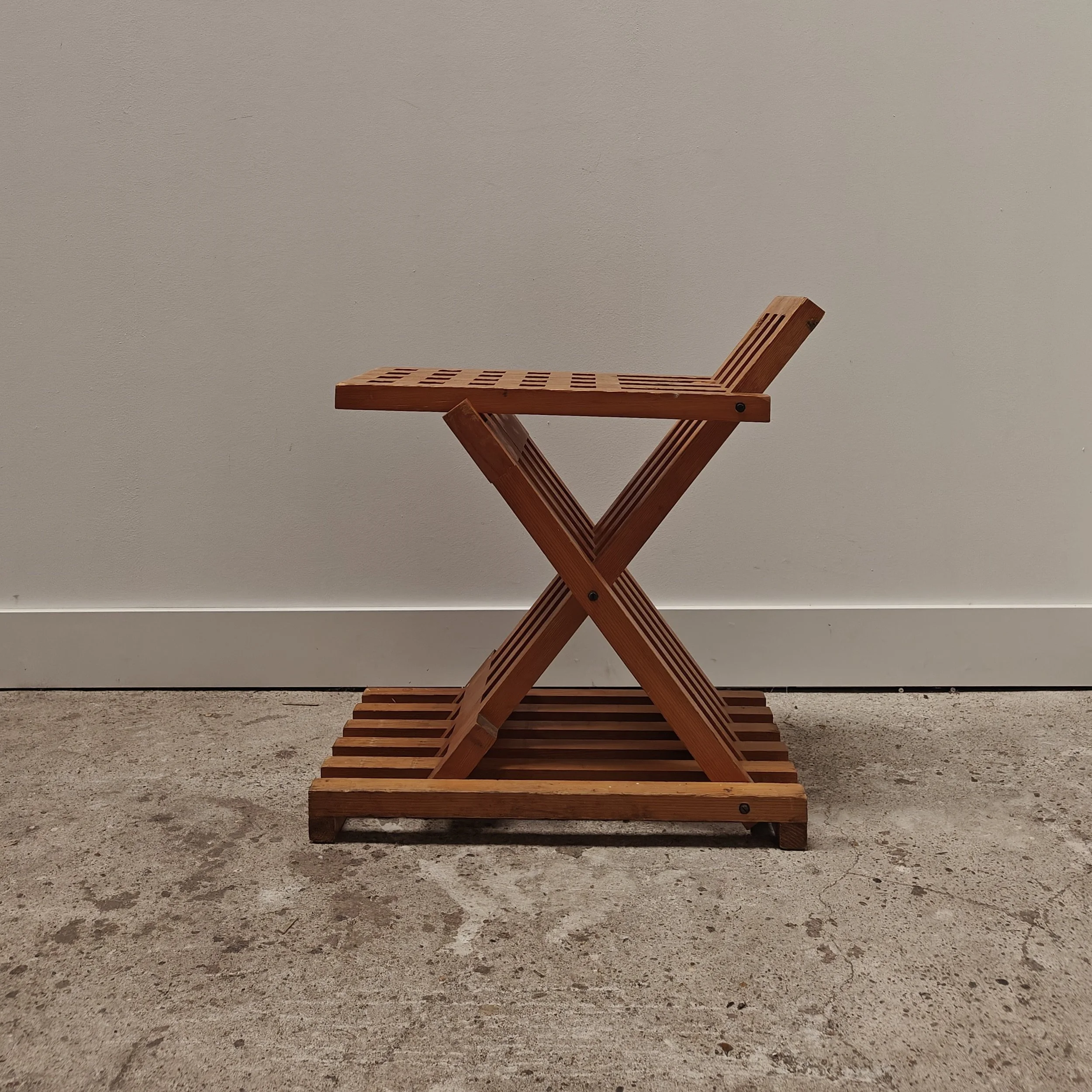 Adjustable pine stool with lattice structure 6.jpg