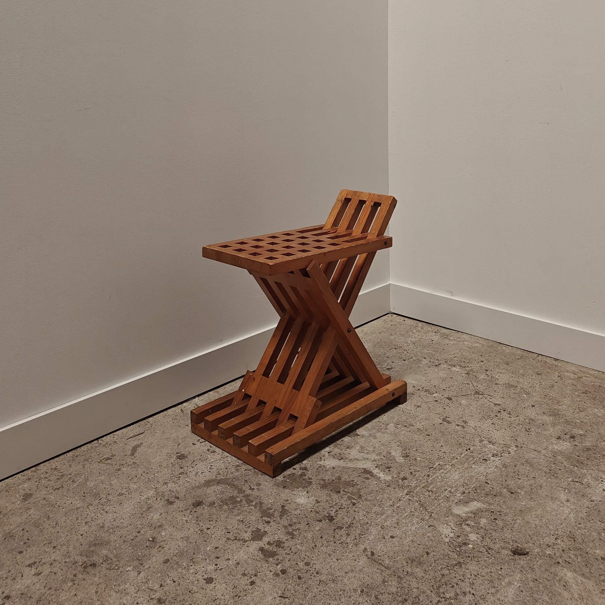 Adjustable pine stool with lattice structure 4.jpg