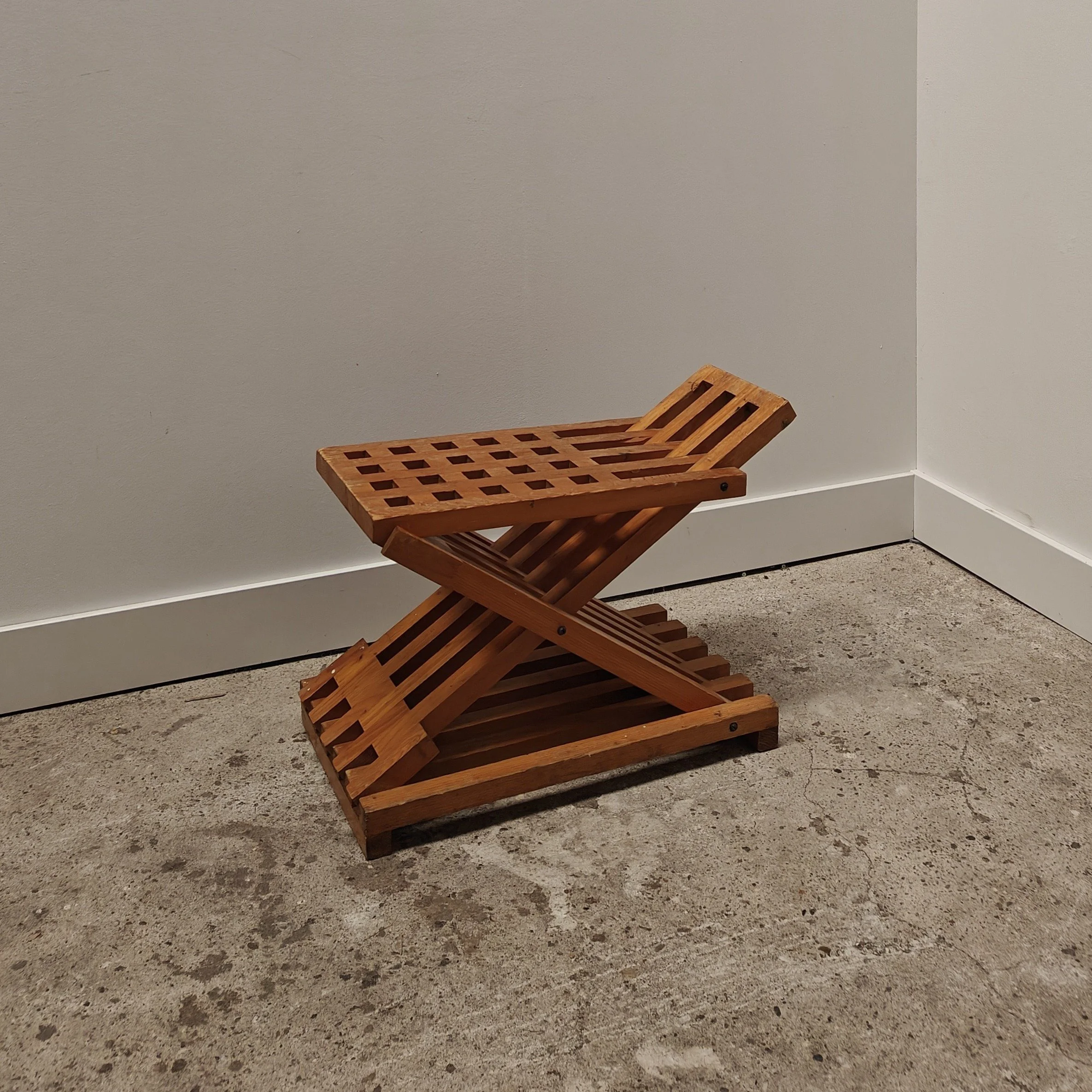 Adjustable pine stool with lattice structure 7.jpg