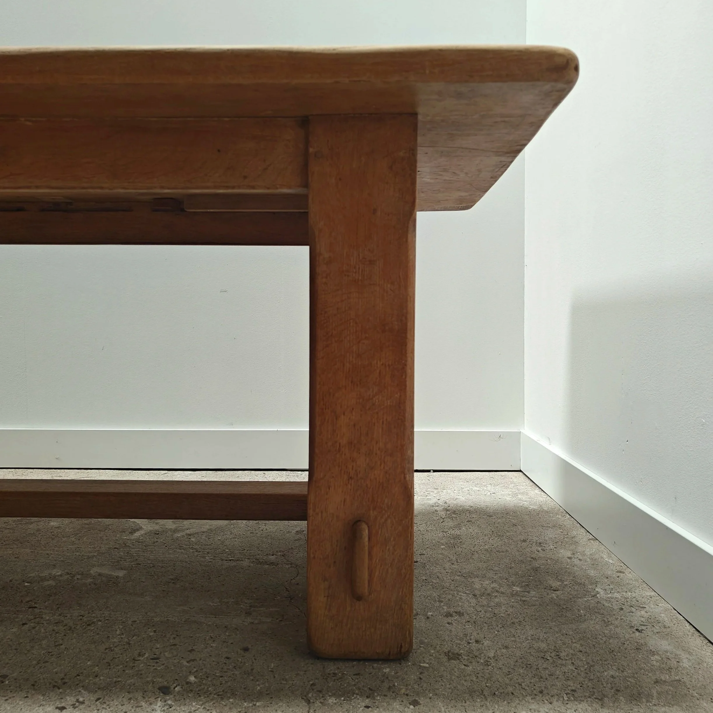 Oak+dining+table+with+a+visible+construction+4.jpg