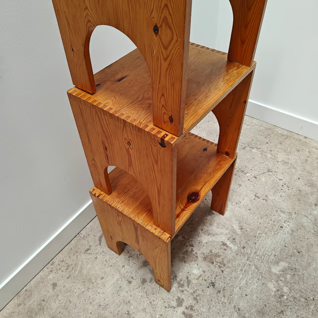 Set of 3 pine side tables 6.png