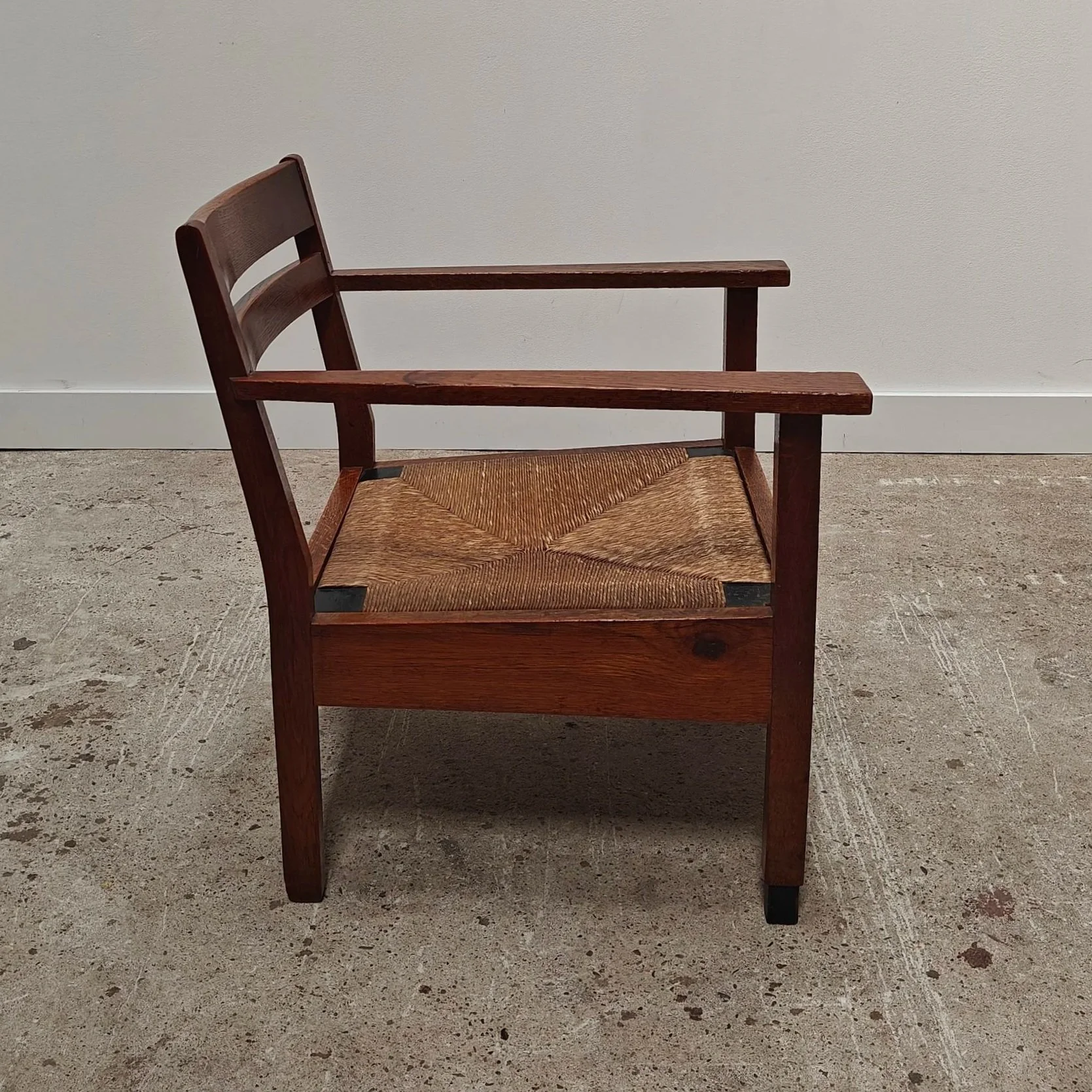 Haagse+school+armchair+with+rush+seats+and+black+accents+9.jpg