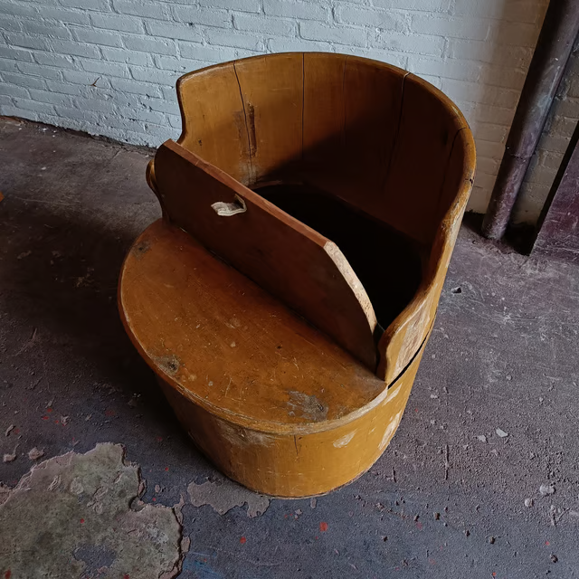 Tree trunk chair with open up seat 3.png