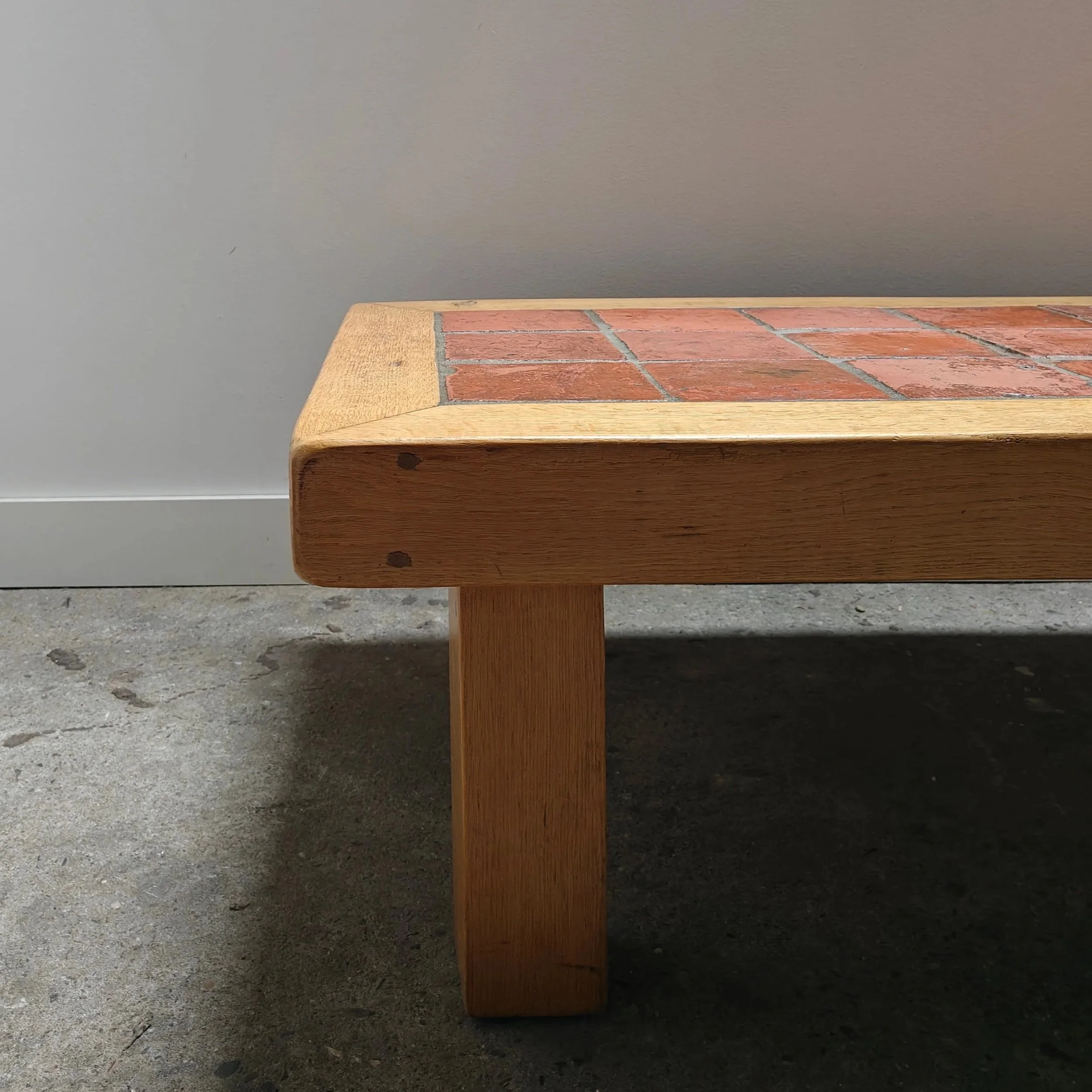 Rectangular+oak+coffee+table+with+a+top+made+of+antique+terracotta+tiles+3.jpg