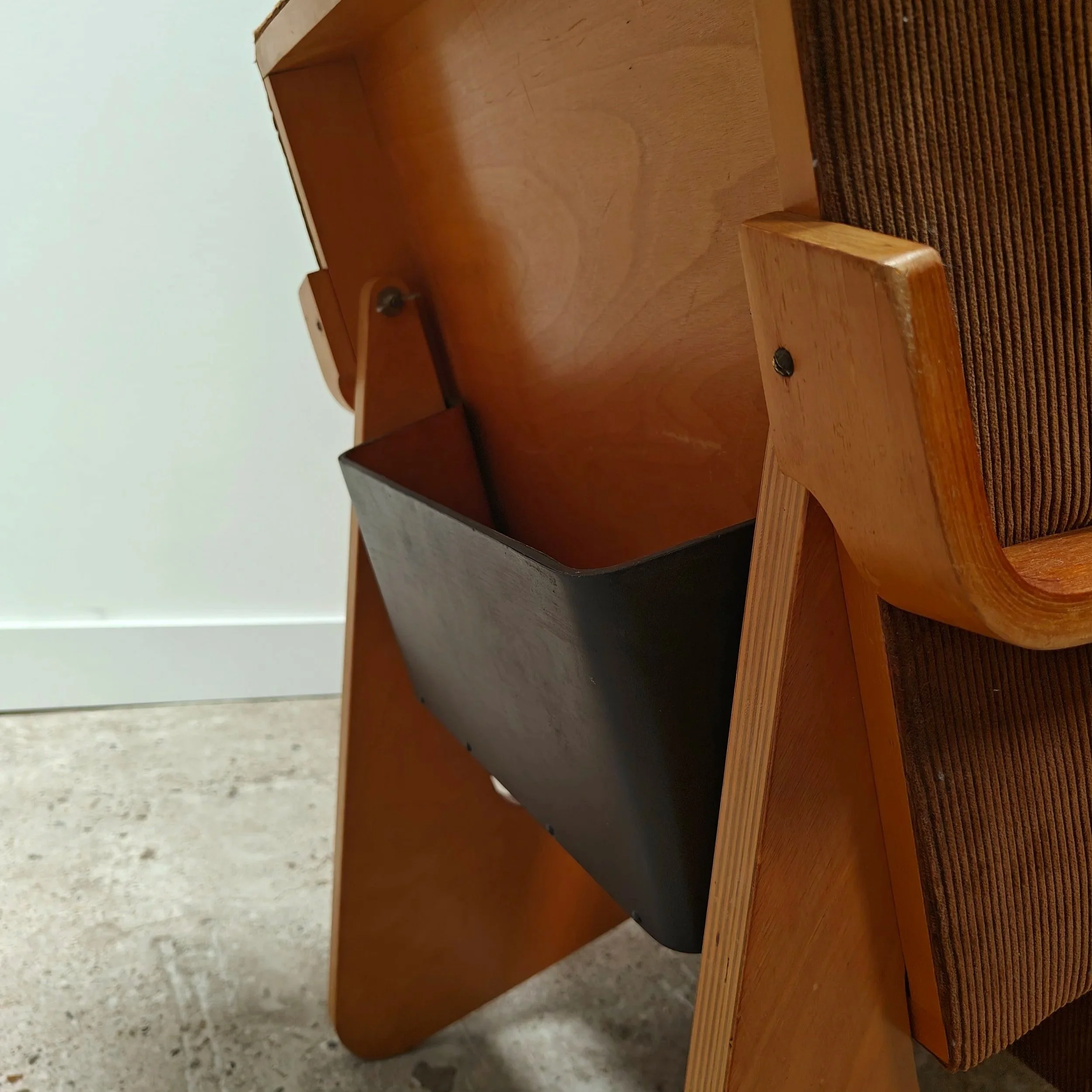 Combex+FB03+armchair+with+magazine+holder%2C+Cees+Braakman+for+Pastoe+6.jpg