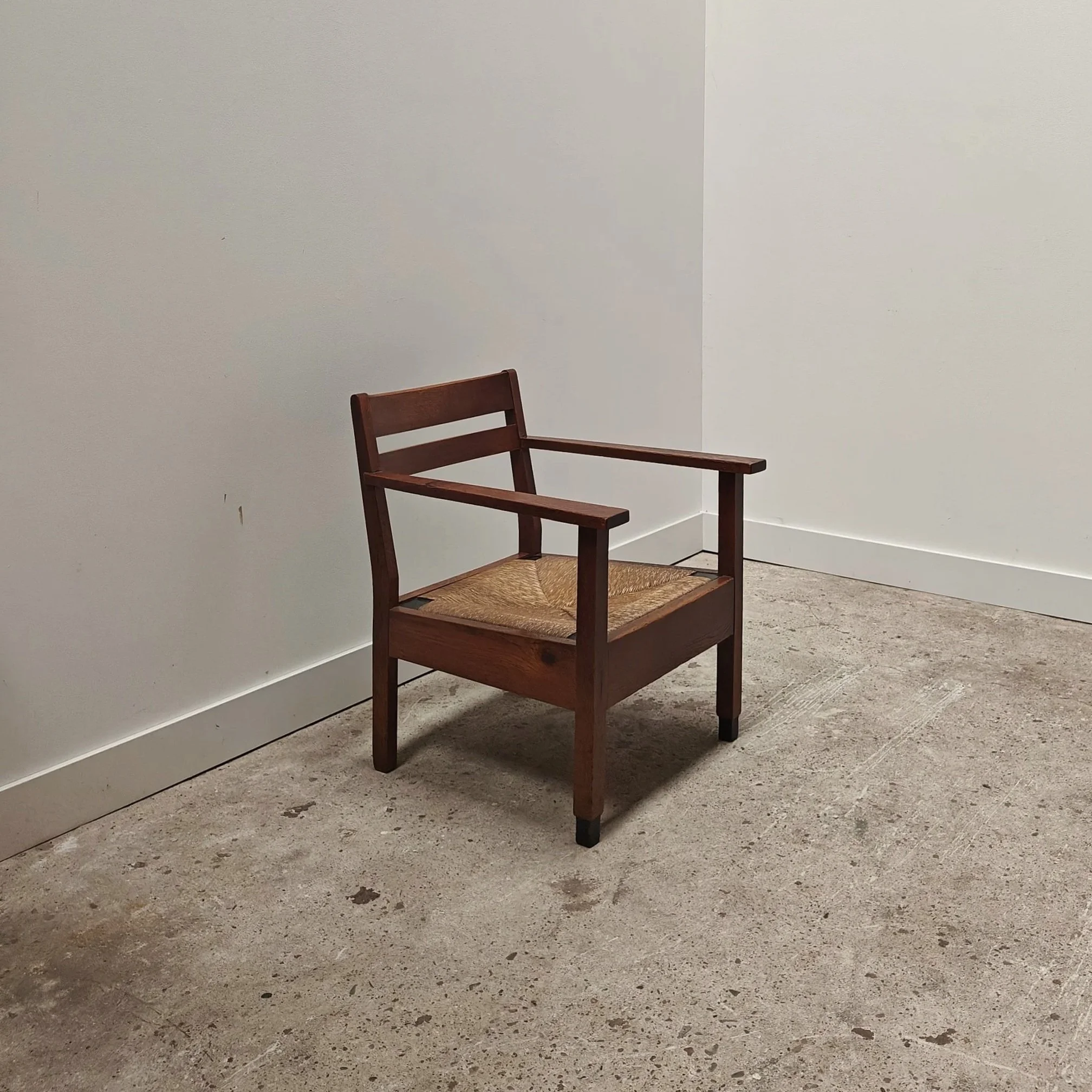 Haagse+school+armchair+with+rush+seats+and+black+accents+1.jpg