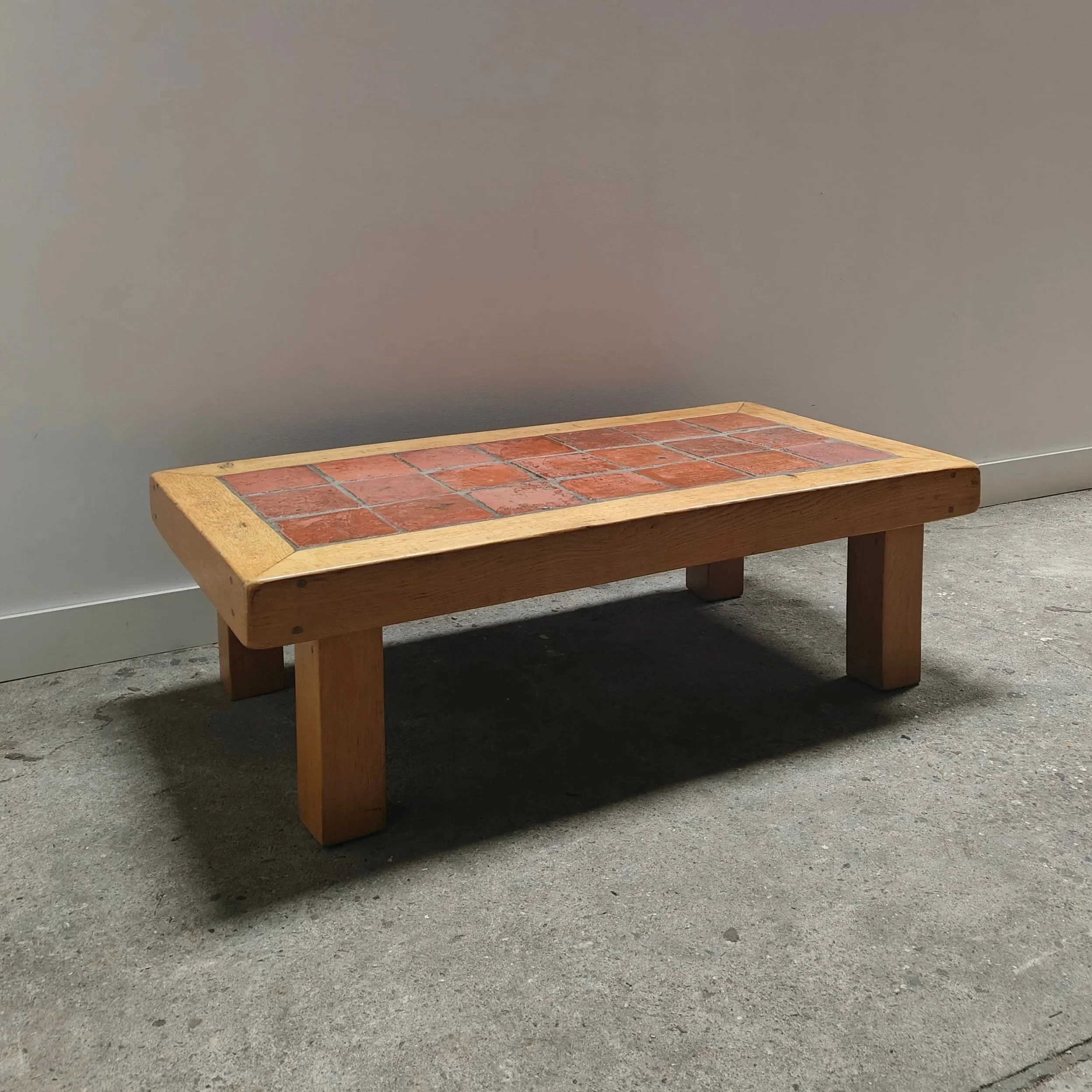 Rectangular+oak+coffee+table+with+a+top+made+of+antique+terracotta+tiles+1.jpg
