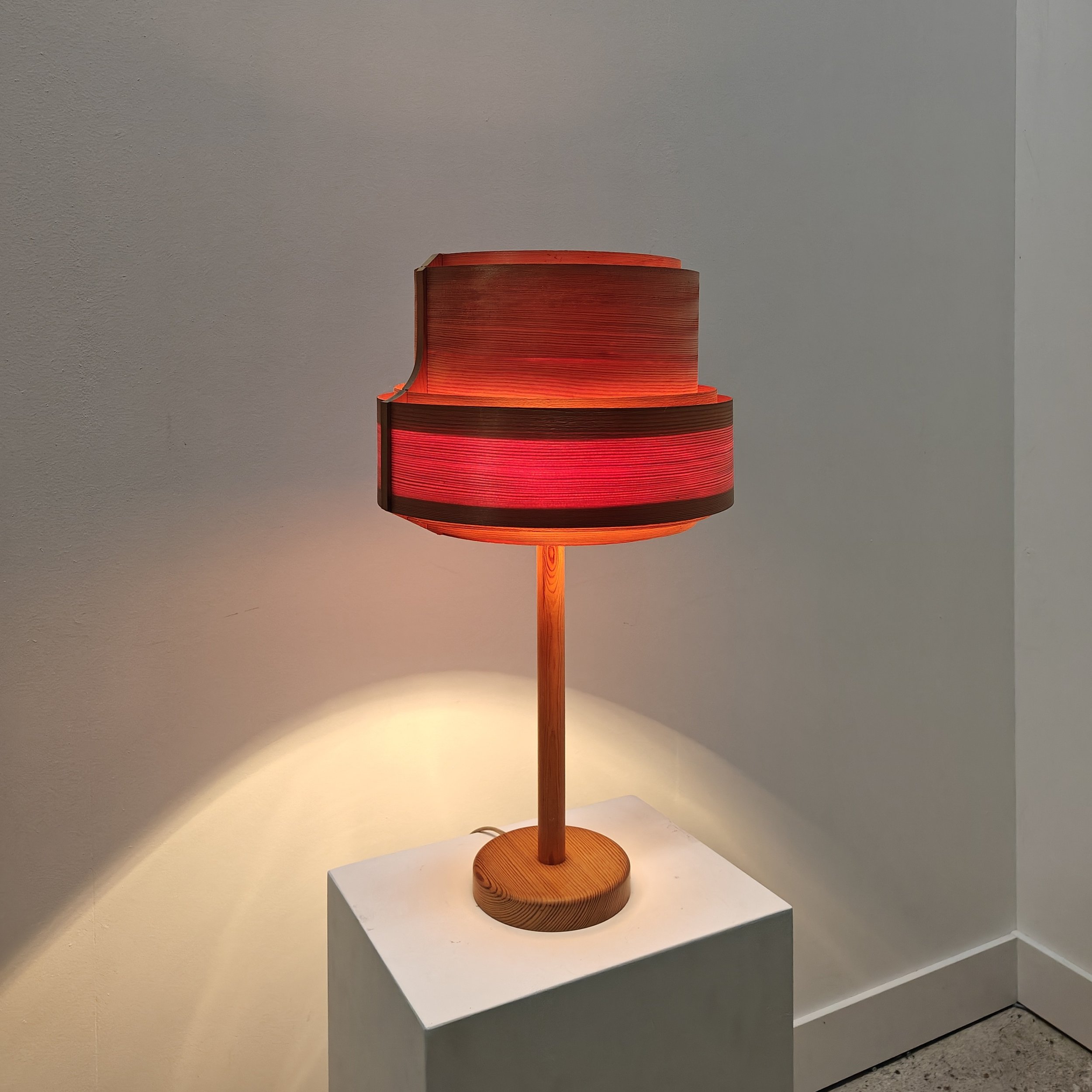 Pine desklamp solbackens svarveri hyssna sweden 6.jpg