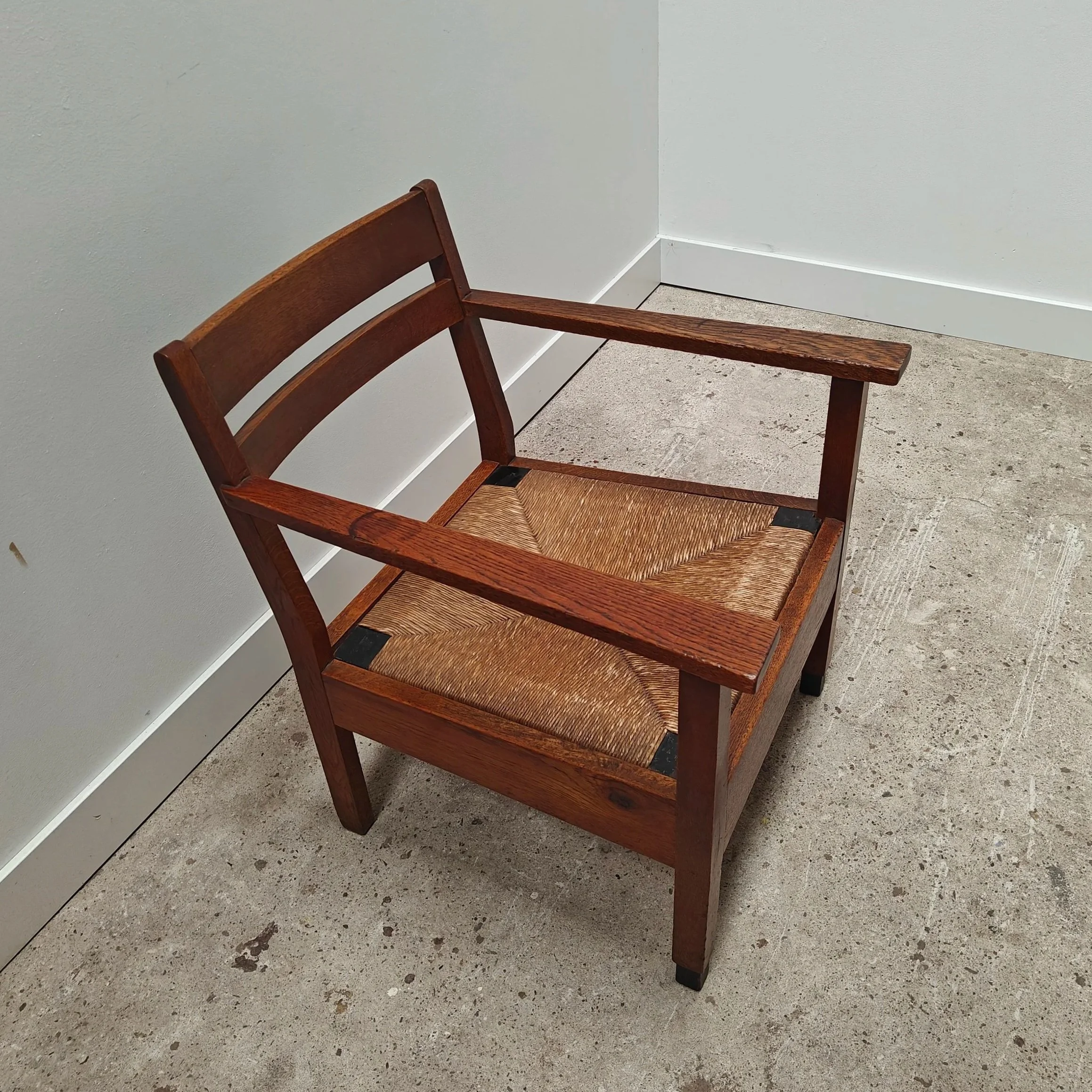 Haagse+school+armchair+with+rush+seats+and+black+accents+2.jpg