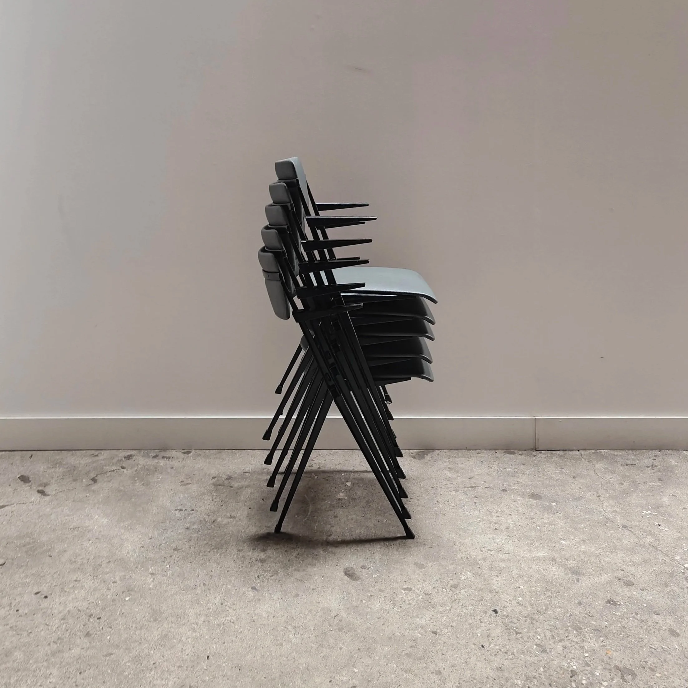 Pyramid+chairs+with+armrests+by+Wim+Rietveld+18.jpg