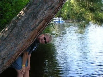 imgi_23_707peekingtree.jpg